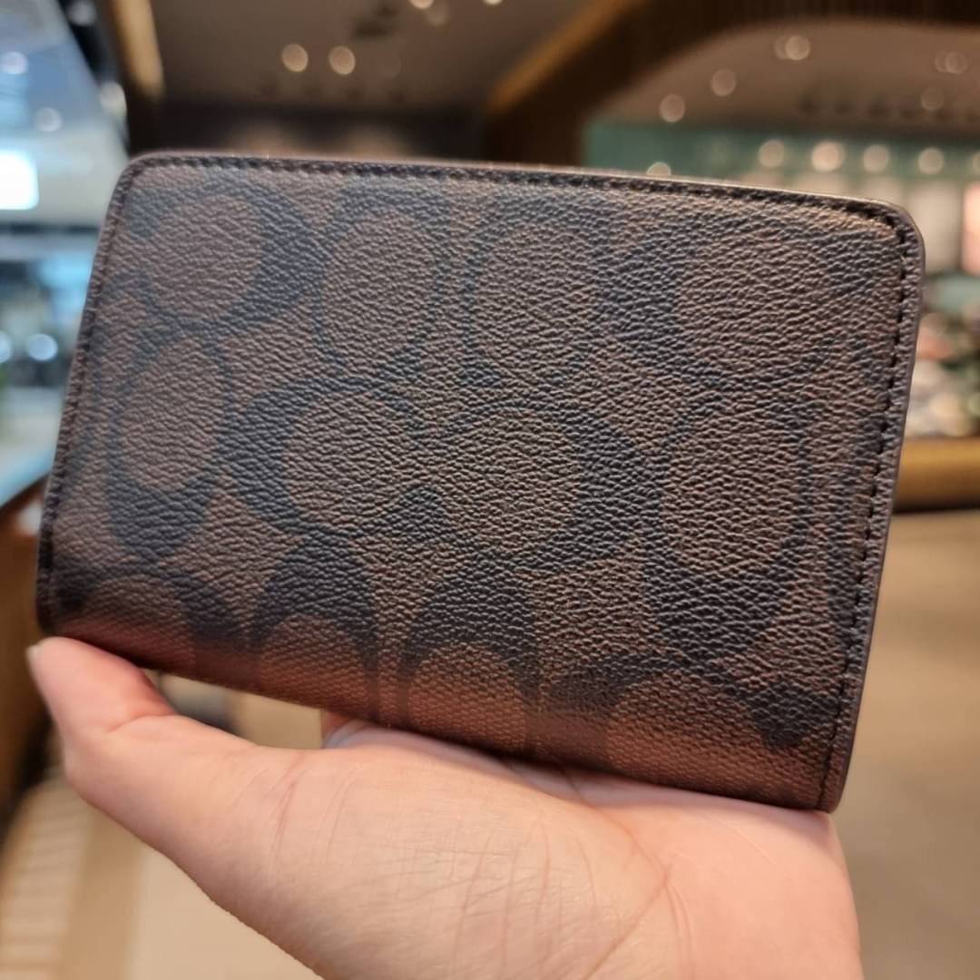 COACH C0082 MEDIUM CORNER ZIP WALLET IN SIGNATURE CANVAS ดีไซน์ใหม่ล่าสุด!! กระเป๋าสตางค์ใบกลาง 👛 ขนาดกำลังเหมาะมือ วัสดุหนังแคนวาสเคลือบลาย ดูแลรักษาง่าย มีช่องใส่บัตรและธนบัตรครบ และช่องซิปแยกไว้ใส่เหรียญ ครบเซ็ทแบบนี้เหมาะส่งต่อเป็นของขวัญที่สุ
