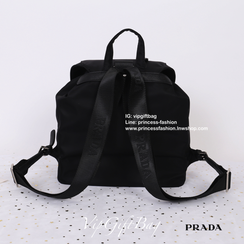 PRADA premium gift Nylon Backpack With Pocket วัสดุผ้าไนล่อนกันน้ำเนื้อหนาอย่างดี ใบนี้ ดีไซต์สวยเก๋ งานดีมากๆ อะไหล่แบรนด์ทุกจุด ใบนี้เก๋ตรงที่ เป็นเป้แบบหูรูด ทรงสวยน่ารัก แถมยังมีเปิดปิดด้วยกระดุมแม่เหล็กและแต่งด้วยเข็มขัดปรับได้ด้วย ด้านหน้ามีกระเป๋าอ