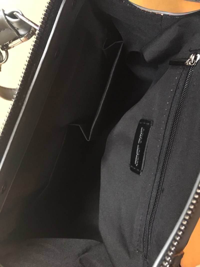 ☃ #กระเป๋าจากงานOutletแท้ 🎈#ภาพถ่ายจากงานขายจริงทั้งหมดนะคะ 🎄 สีเข้าใหม่รุ่น หายากคะ 👍ทรง speedy ขายดี น่ารักมาก สี Metallic grey ( สีเทาเข้มคะ ) มาพร้อมกระต่ายเข้า set เลิศคะ กระเป๋า จากแบรนด์ David Jones กระเป๋าสะพายข้างดี