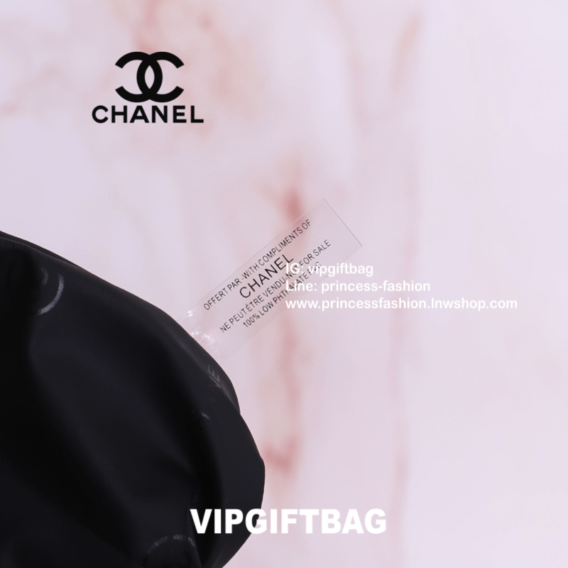 Chanel Tote Shoulder Bag With Chain VIP Gift With Purchase (GWP) สินค้า VIP Gift With Purchase (GWP) รุ่น Limited Edition พรีเมี่ยมกิ้ฟของแท้ กระเป๋าทรง tote วัสดุหนังเรียบลายตาราง สวยหรู อะไหล่ทอง ด้านหน้าแต่งโซ่ร้อยหนัง ดีเทลโดดเด่น พร้อมเย็บโลโก้หนัง C