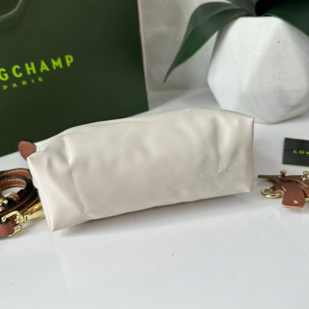 LONGCHAMP LE PLIAGE ORIGINAL Pouch with handle กระเป๋าใบเล็กขนาดกระทัดเหมาะกับใส่ของจำเป็นจุกจิก กันน้ำได้ พร้อมส่ง
