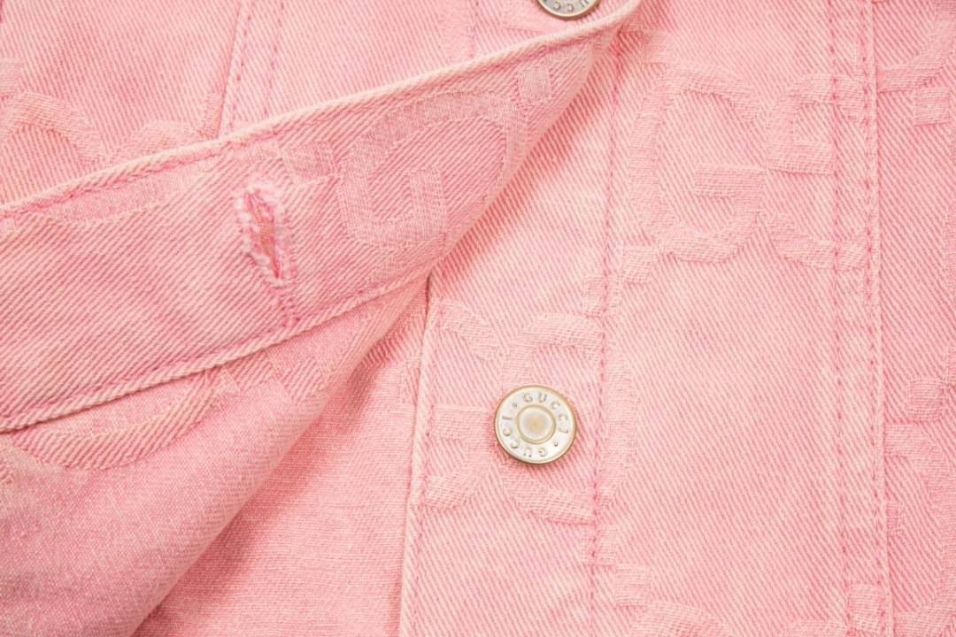 Gucci GG Supreme pattern denim jacket / Gucci jacket Denim Pink เกรดออริจินอล มีป้ายแท็กที่คอเสื้อ ใส่ได้ทั้งผู้หญิงผู้ชาย พร้อมส่งที่ไทย ภาพสินค้าถ่ายจากงานขายจริง ใช้งานต่างประเทศได้