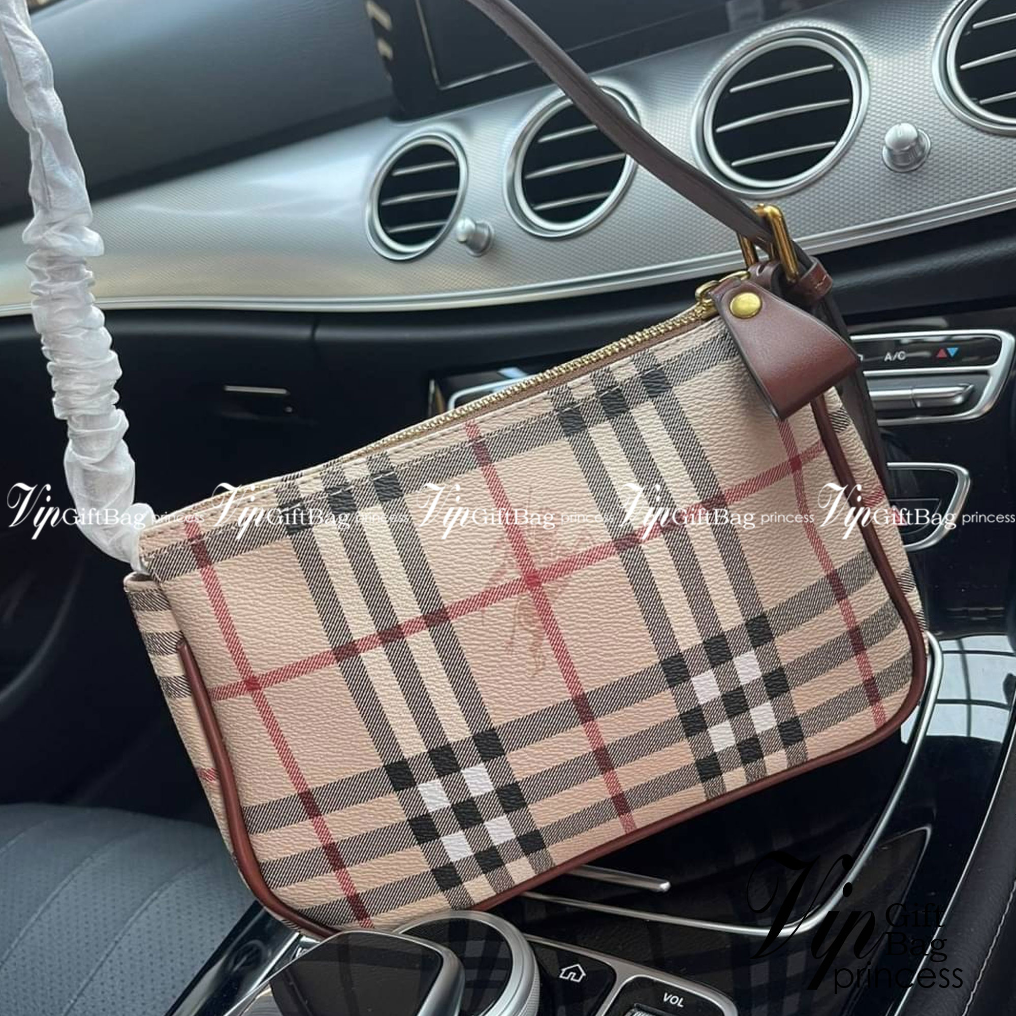 Burberry Vintage Bag / Burberry Nova Check Small Shoulder Bag พร้อมส่งที่ไทย กระเป๋าสะพายไหล่ Vintage Check ที่ถือว่าเป็นสัญลักษณ์อันเก่าแก่ของแบรนด์ ภายในเป็นช่องโล่งกว้าง และมีคุณสมบัติการใช้งานที่ครบครัน