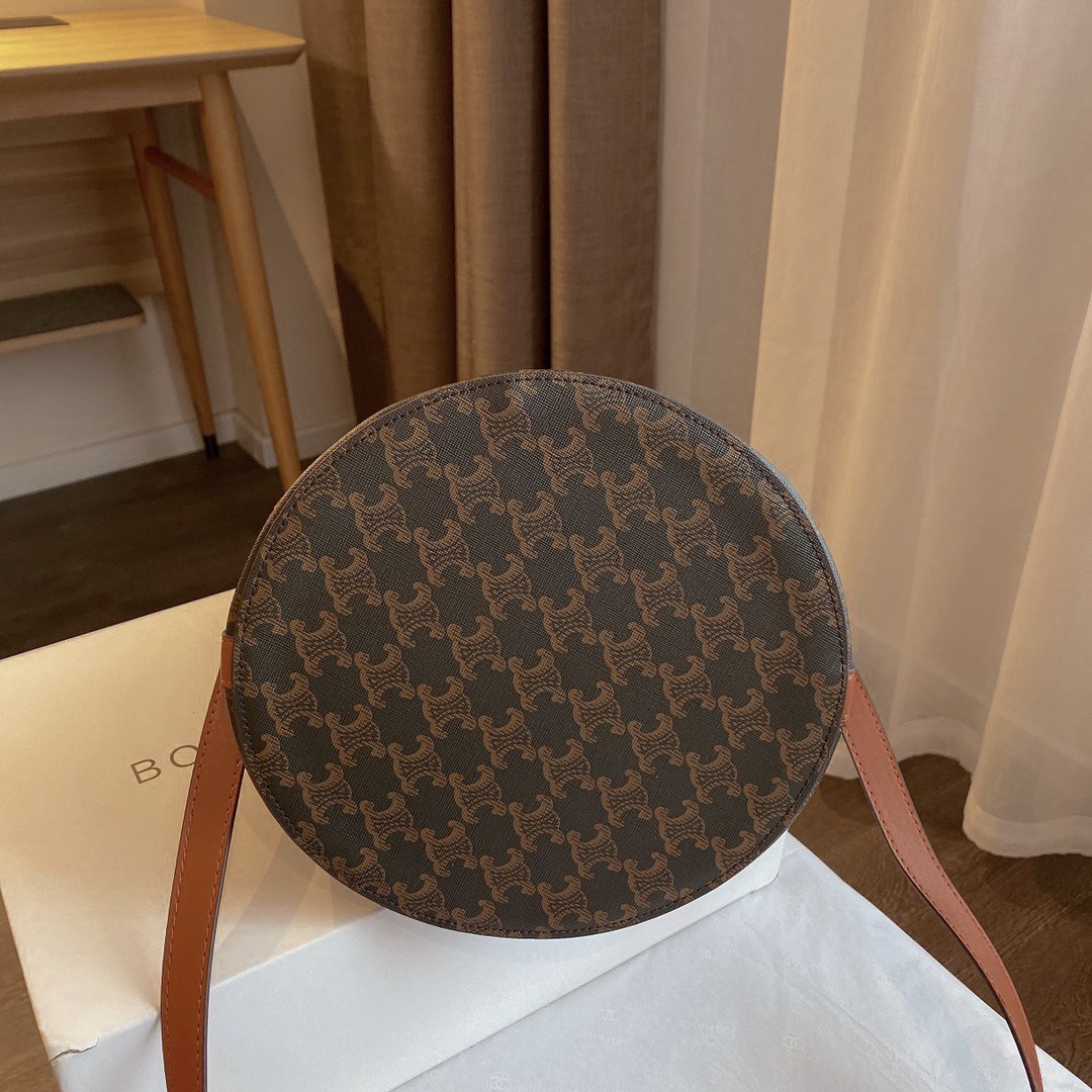 พรีเมี่ยมกิ๊ฟแท้ 100% 】CELINE BAG IN TRIOMPHE CANVAS AND CALFSKIN TAN VIP GIFT WITH PURCHASE (GWP) กระเป๋าสะพายไหล่/CROSSBODY ทรงสวยมีสไตล์เป็นเอกลักษณ์ตัวกระเป๋า ด้านหน้าประดับโลโก้แบรนด์สีทอง