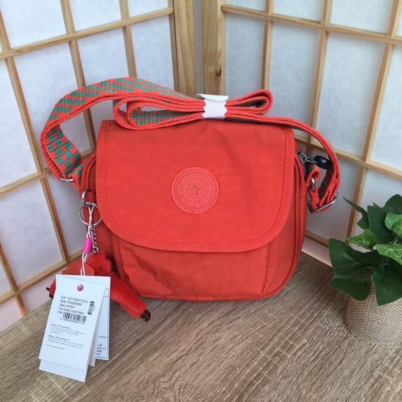 Kipling Nuria Shoulder Bag K10026 กระเป๋าสะพาย collection ตัวแพงของ Kipling ของแท้ จากโรงงาน OEM. วัสดุ 100% nylon รูปทรงสวย ขนาดกระทัดรัด สะพายคล่องตัว เปิดด้วยกระดุมแม่เหล็ก มีช่องกระเป๋าด้านหน้า ช่องซิปหลัก ด้านในโล่ง ซับในลายสวย มีช่องซิป และช่องใส่ขอ