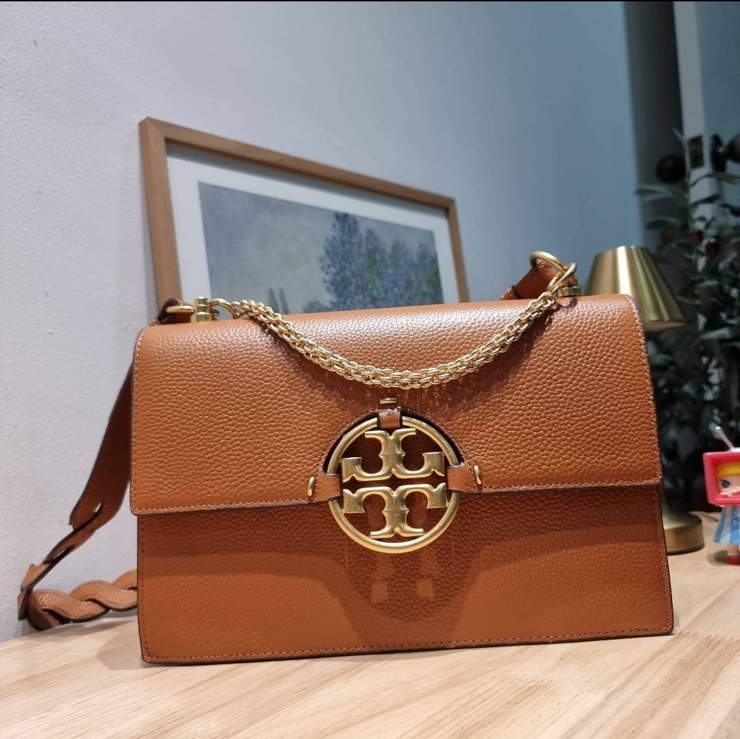 TORY BURCH MILLER SHOULDER BAG / Tory Burch Bag รุ่นยอดนิยม รุ่นหายาก รุ่นที่สาวๆตามหา ใบนี้เลย!! สวยหรู ผู้ดีทุกสี กระเป๋าสะพายไหล่ ดีไซน์อยู่ทรง คลาสสิคแฝงความหรูด้วยโลโก้สีทองอร่ามโดดเด่น