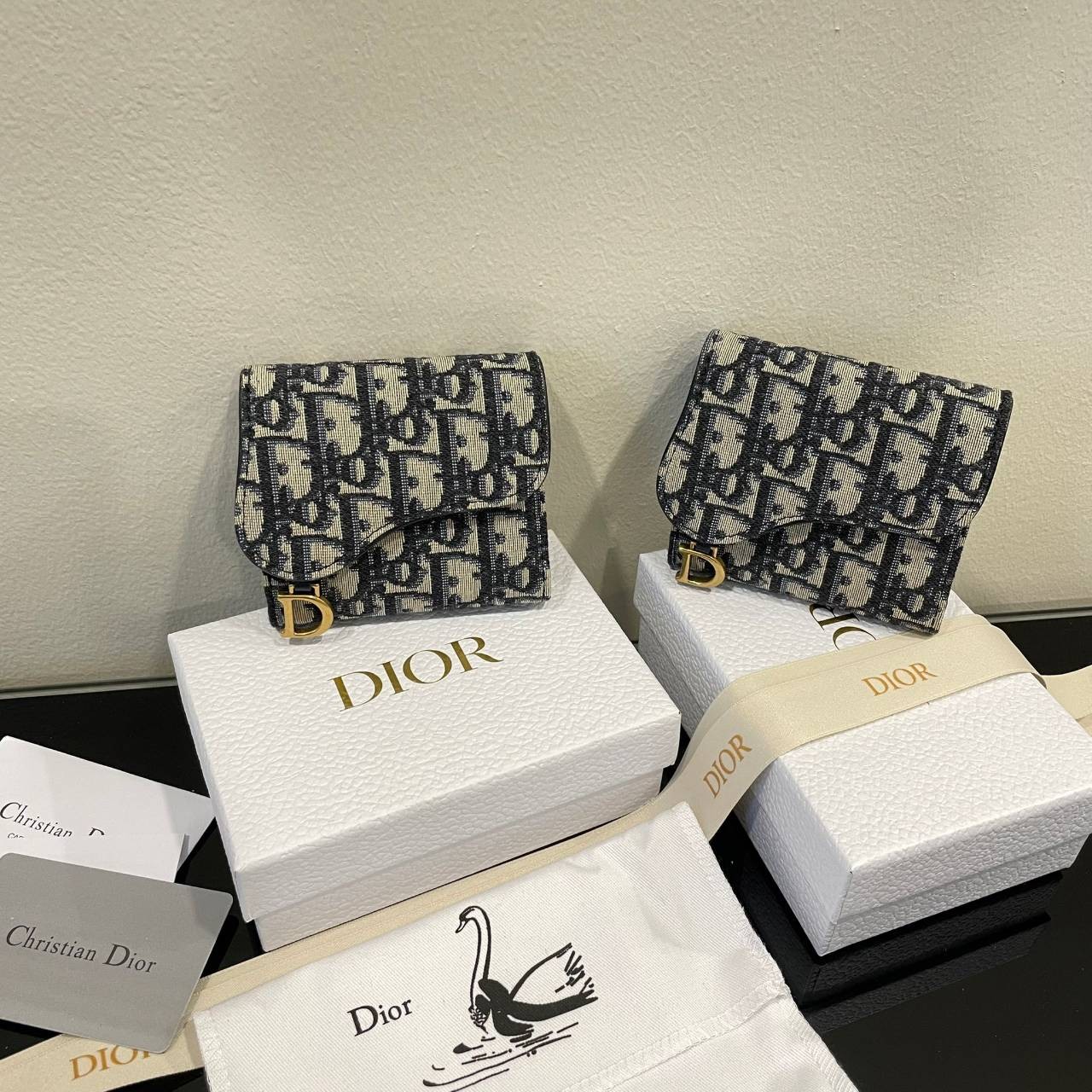 ORI 🥂DIOR Wallet Saddle Lotus / Dior tri-fold wallet เกรดออริจินอล กระเป๋าสตางค์ 3 พับ วัสดุหนังแท้ และผ้า Jacquard อย่างดี ทอสวยงามที่สุด ผสมผสานความสง่างามและคลาสสิกที่เข้ากับยุคสมัย ด้านหน้าโดดเด่นด้วยซิกเนเจอร์ของ Christian Dior อะไหล่สีทองอ่อ