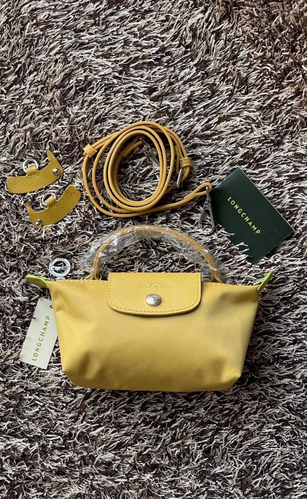 LONGCHAMP LE PLIAGE ORIGINAL Pouch with handle กระเป๋าถือขนาดมินิทรงpouch ให้ความหรูหราจาก Le Pliage (เลอ ปลิยาจ) ในขณะที่ที่ปิดแบบซิปช่วยให้คุณมั่นใจได้