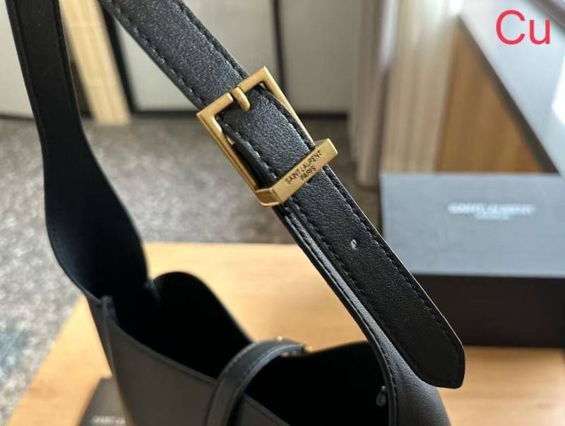 YSL HOBO BAG / YSL LE 5 À 7 SOFT IN SMOOTH LEATHER กระเป๋าสะพายทรงโฮโบ สวยฟาด ดาเมจคือร้อนฉ่าสุดๆ! ดีไซน์สุดคลาสสิค ควรมีที่สุดค่า