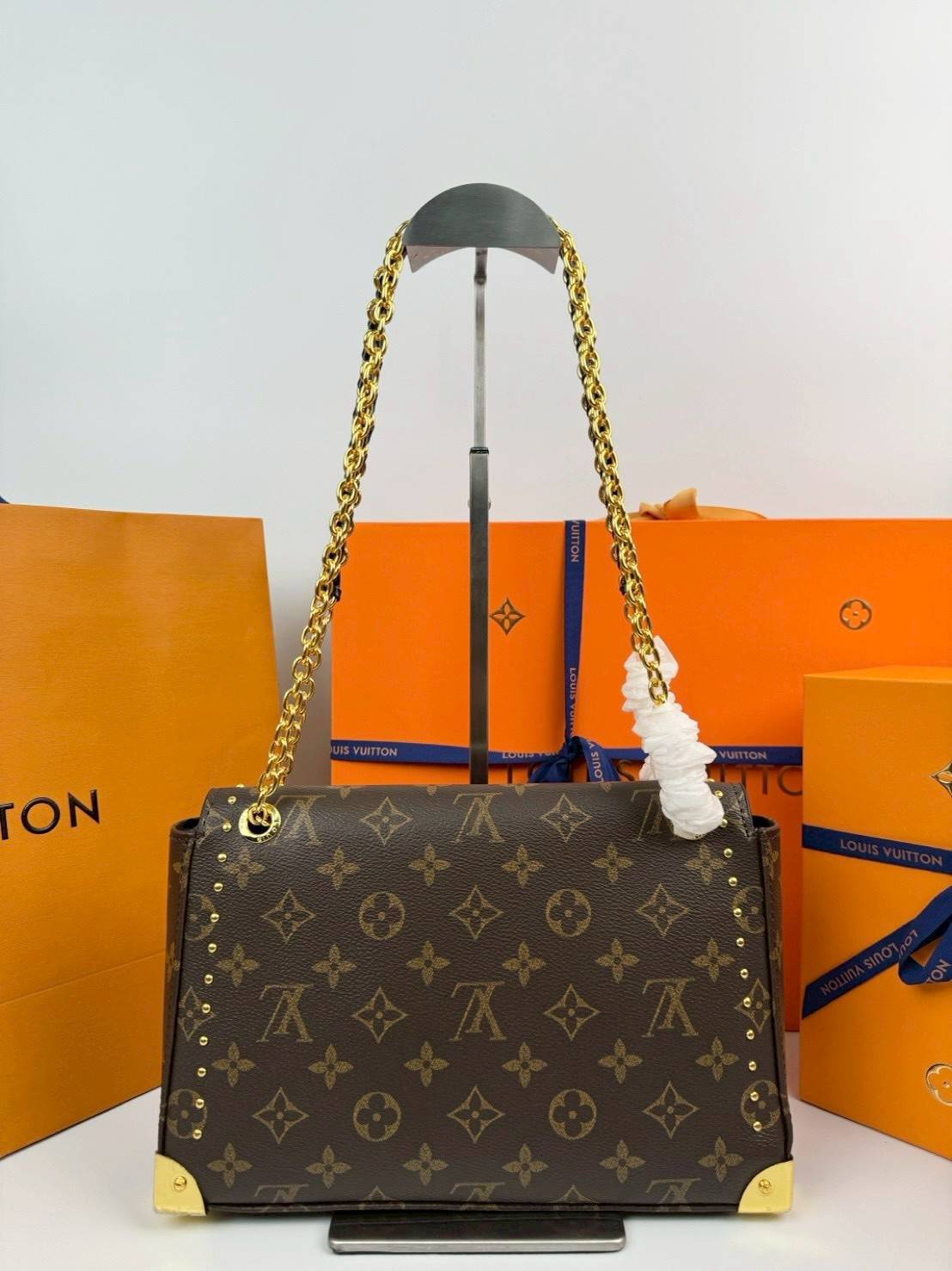 ORI หนังแท้ | LV Trunkie bag กระเป๋าสะพายรุ่นใหม่ ดีไซน์ร่วมสมัยโดดเด่นด้วยมุมโลหะ เฉลิมฉลองเอกลักษณ์ที่สืบทอดมาอย่างยาวนาน ผสานฟังก์ชันการใช้งานเข้ากับความหรูหรา Monogram แคนวาสตกแต่งหมุดสีทอง