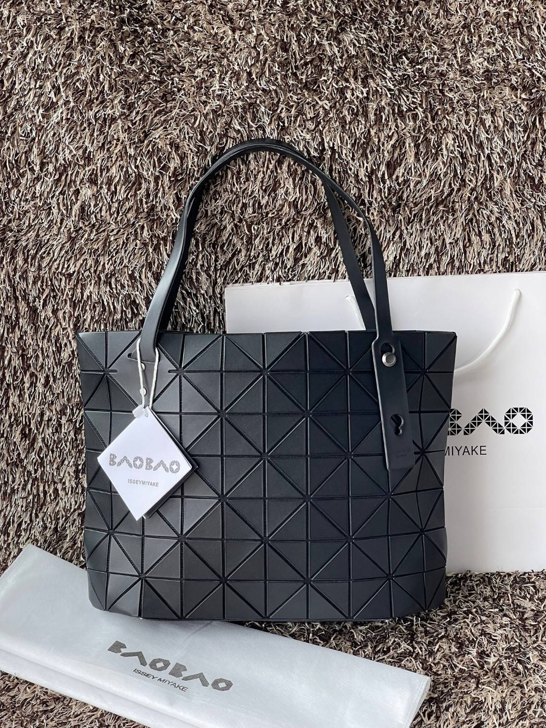 Bao Bao Issey Miyake ROCK MATTE ซีรีส์นี้จะเป็นทรงสี่เหลี่ยมผืนผ้า มีซิปปิดด้านบน ถือเป็นรุ่นที่เหมาะกับการใช้งานในชีวิตประจำวัน สามารถพับมุมและบริเวณด้านล่างของกระเป๋าเพื่อเพิ่มความสะดวกสบายในการใช้งาน ทั้งยังช่วยให้วางกระเป๋าในแนวตั้งได้อีกด้วย แผ่นต่อส