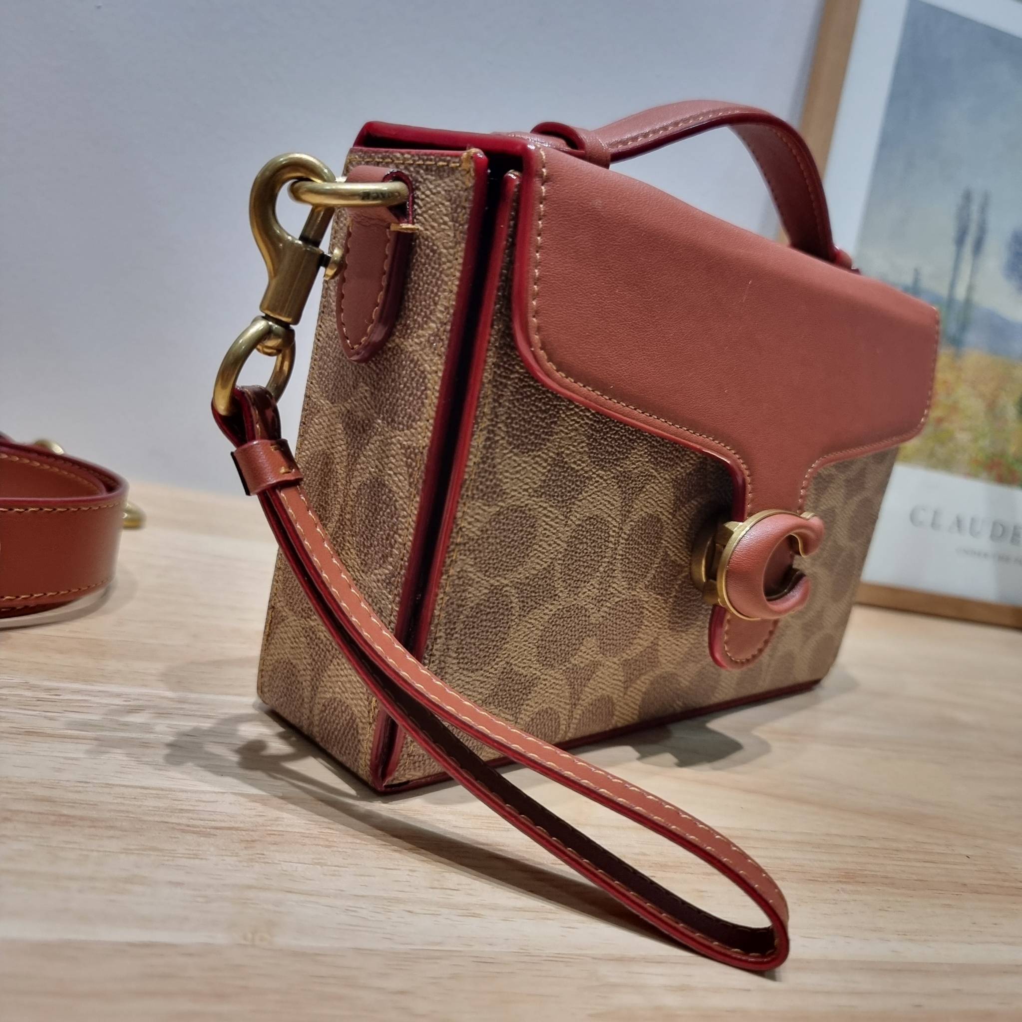 COACH CH798 TABBY BOX BAG IN SIGNATURE CANVAS ดีไซน์ใหม่ปี 2023 กับกระเป๋าสะพายมัลติฟังก์ชั่น ครบครัน ใช้งานได้หลากหลาย สวยคมชัด คลาสสิคใช้ได้ทุกลุค