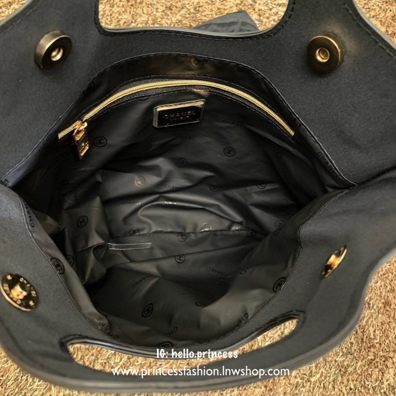 CHANEL PRECISION CHAIN BAG VIP. GIFT กระเป๋าถือหรือสะพาย วัสดุ nylon หูหิ้วหนังแก้ว ด้านหน้าประดับ logo brand ปักเลื่อม เปิดปิดแบบ กระดุมแม่เหล็ก ภายในโล่ง ใส่ iPad และของใช้ได้จุ ระเป๋าสตางค์ใบยาวได้สบายๆ หรือของอื่นๆได้จุทีเดียวค่ะ มีช่องซิปเล็ก ซัปในลา