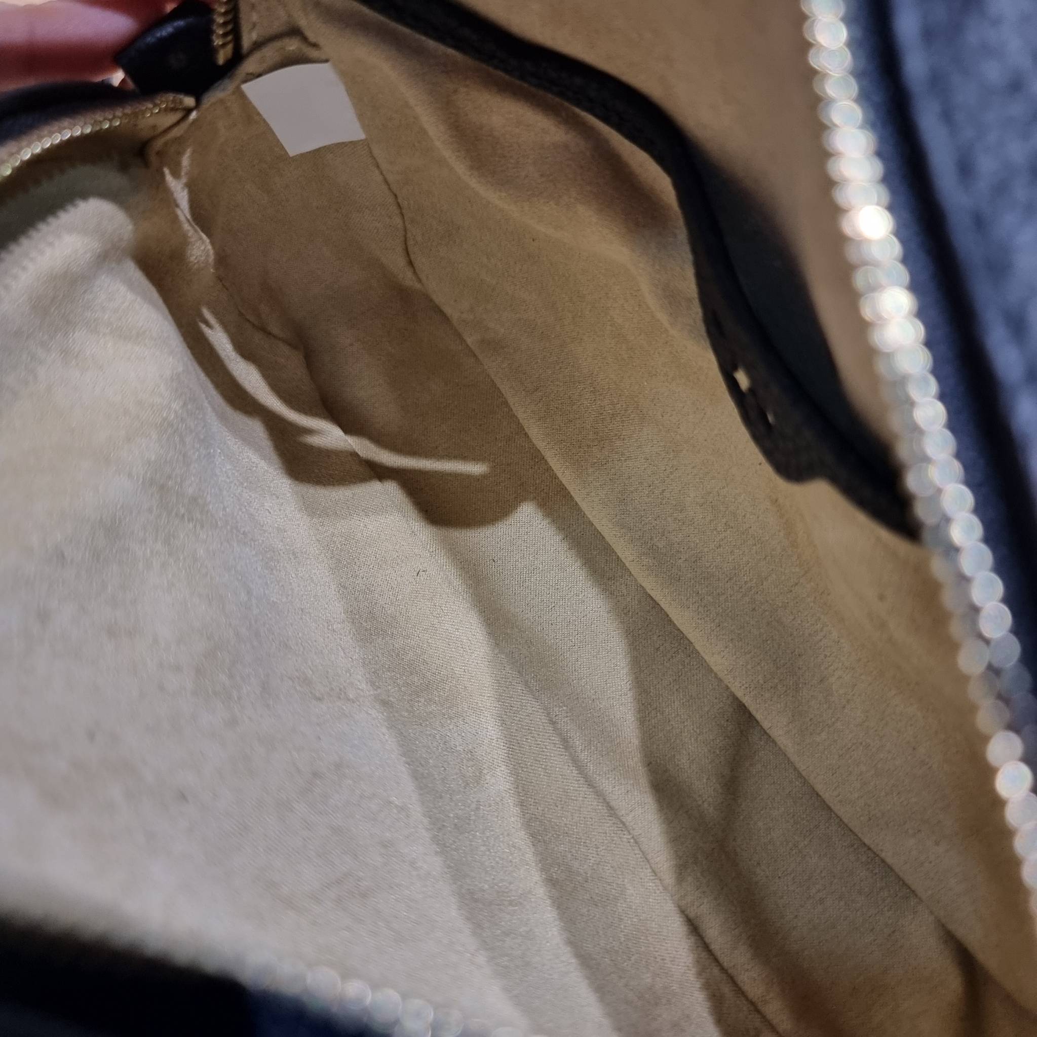 TORY BURCH MCGRAW CAMERA BAG ใหม่จากคอลเลคชั่นสุดคลาสสิค กับกระเป๋าสะพายข้าง ทรงกล่องไซส์กะทัดรัด น้ำหนักเบา ใช้งานง่ายด้วยซิปรูดเปิดปิด แมทช์ได้กับทุกสไตล์การแต่งตัว