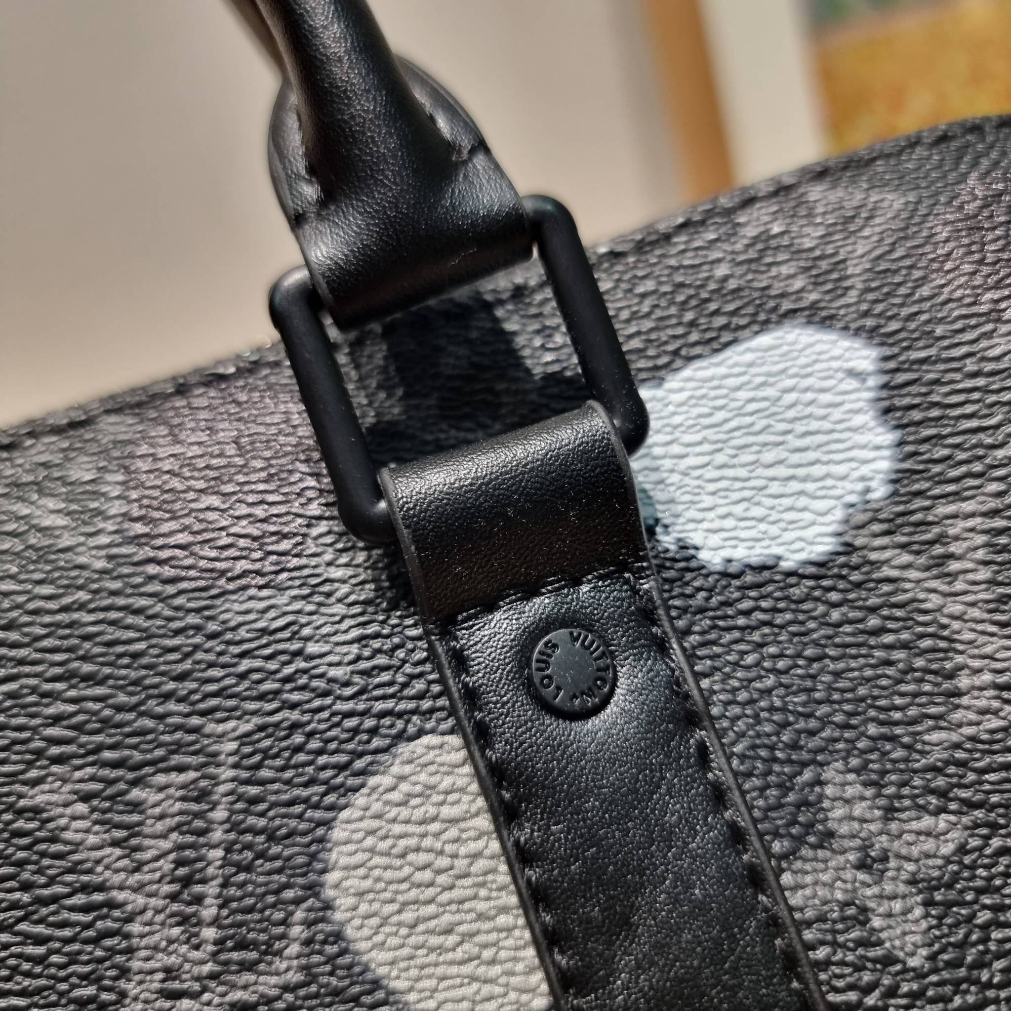 LV x YK KEEPALL BANDOULIERE 25 BAG ย่อส่วนความเท่ให้สะดวกกับชีวิตประจำวัน กับกระเป๋าสะพาย ทรงกระเป๋าเดินทางสุดคลาสสิค ด้วยดีเทลความเป็นเอกลักษณ์ เรียบแต่หรู