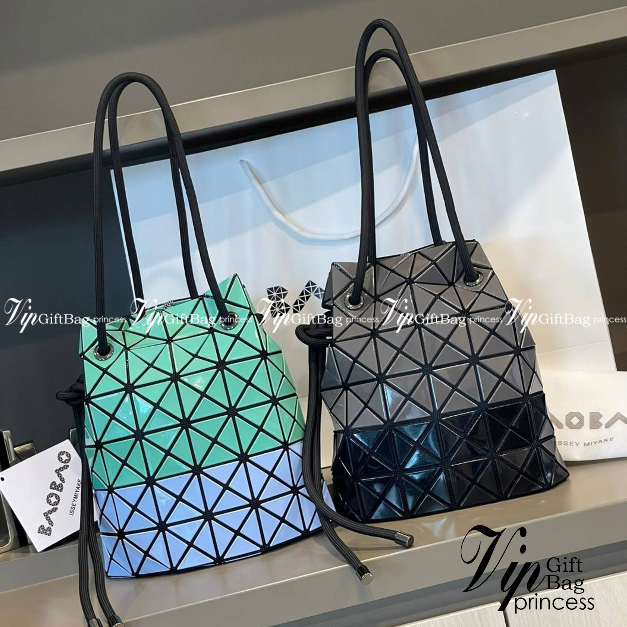 Baobao Issey Miyake Wring Small Bag กระเป๋าสะพายครอสบอดี้พร้อมสายรูดเปิดปิด สามารถปรับความยาวของสายได้ตามสไตล์ความชื่นชอบ ด้วยดีไซน์ทรงน่ารัก เหมาะสำหรับให้สาวๆหยิบใช้ในวันสบายๆ แต่เต็มเปี่ยมไปด้วยความคล่องแคล่ว ไฮไลต์ของซีซั่นนี้คือกระเป๋าที่มาพร้อมกับเช