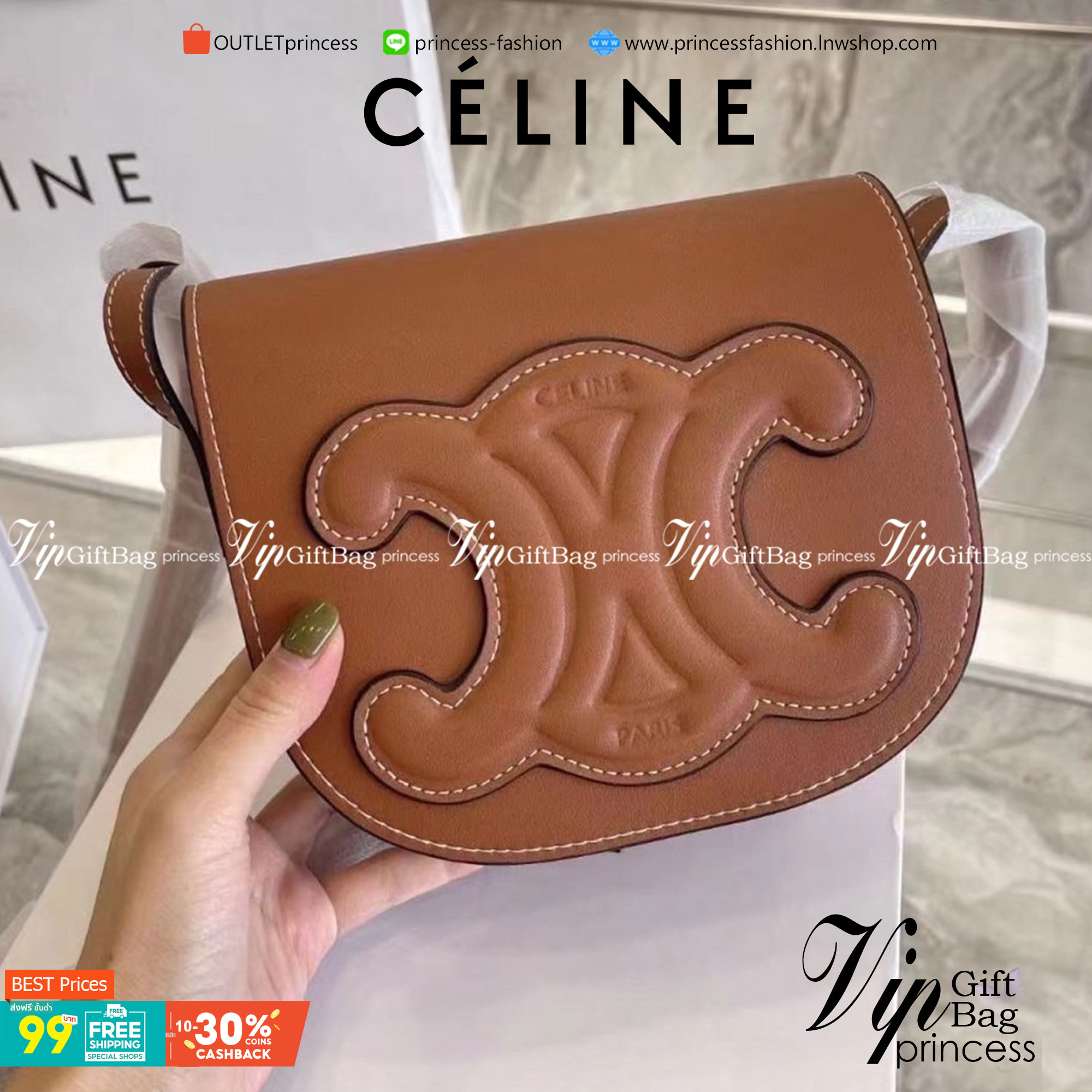 VIP 】CELINE MINI BAG IN TRIOMPHE CANVAS รุ่นโลโก้หน้าใหญ่ พร้อมส่งที่ไทย ราคาสุดคุ้ม หากใครที่กำลังมองหากระเป๋าสะพายข้าง ขนาดกะทัดรัด และเรียบหรู ต้องใบนี้เลยค่ะ เป็นกระเป๋าเปิดปิดแบบแบบฝาผับที่มีรูปทรงโค้งและที่ล็อกรูปทรงคล้ายเข็มขัด อีกทั้งยังสะท้อนความ