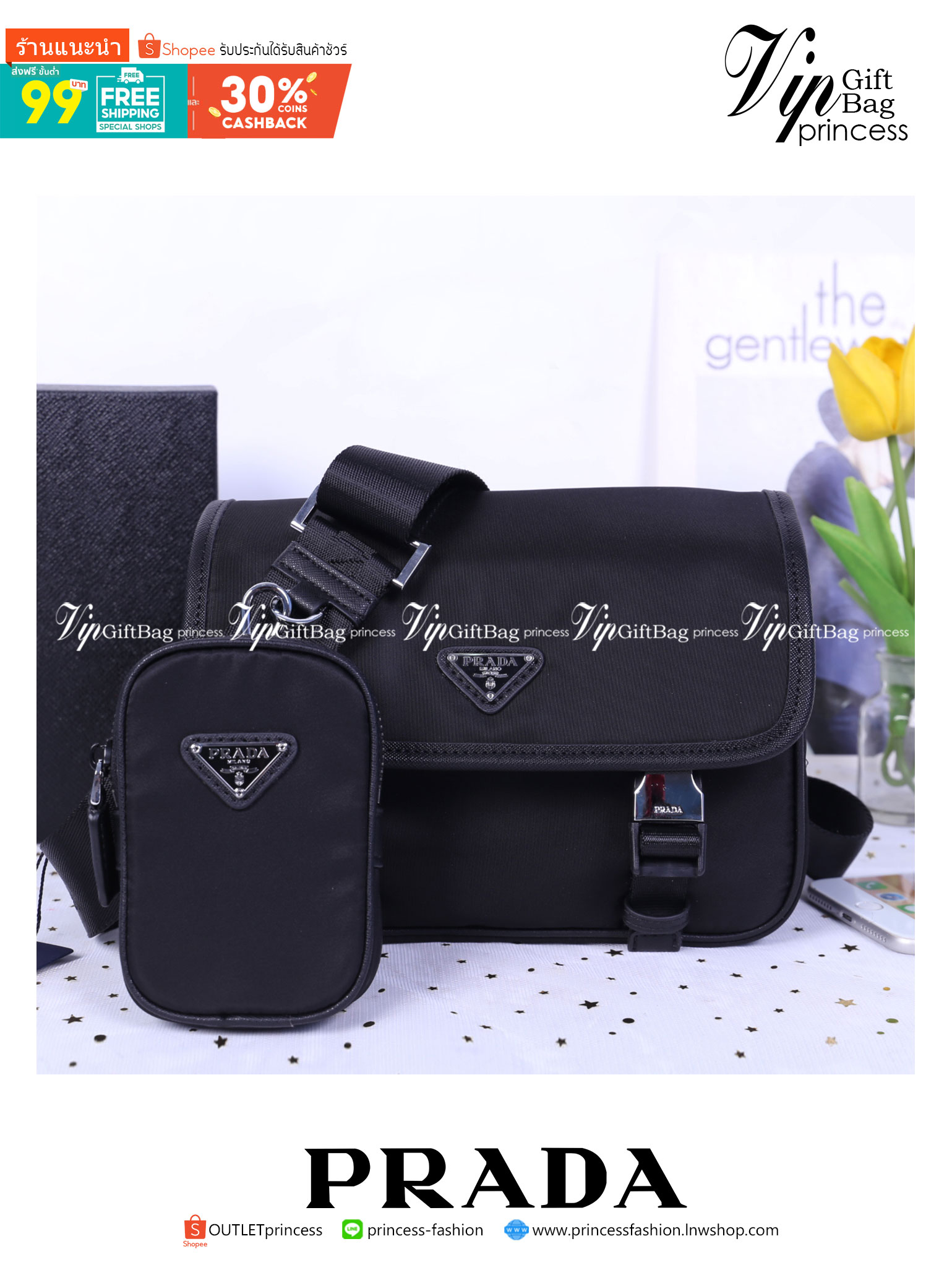 Prada Nylon and Saffiano Leather Bag with Strap กระเป๋าสะพายแบบ Crossbody ใช้ได้ทั้งหญิงชาย มาพร้อมกระเป๋าใส่เหรียญใบเล็กน่ารัก เปิด-ปิดด้วยตัวล็อค ด้านในยังแบ่งช่องเป็นสัดส่วน จุของได้เยอะ ซับในด้วยผ้าพิมพ์ลายแบรนด์อย่างดี และยังมี 1 ช่องซิปด้านหลัง สายส