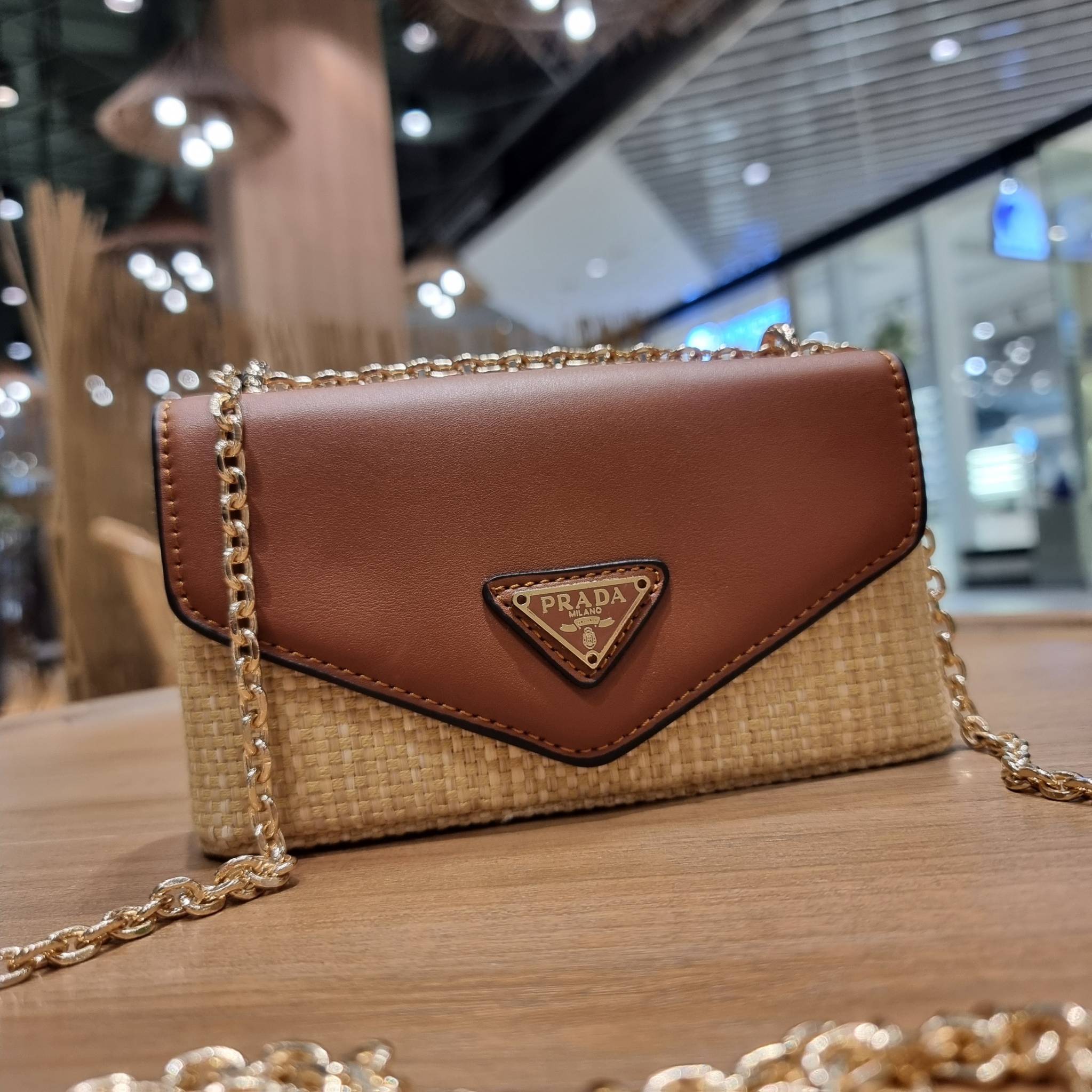 VIP 🥂 PRADA RAFFIA AND LEATHER SHOULDER BAG ลายสานกำลังฮิต! ปังไม่ไหว! ด้วยดีไซน์ล้ำทันสมัย ตกแต่งหนังแท้ผสานกับวัสดุจากธรรมชาติ ออกมาเป็นลายสานที่สวยหรู กับกระเป๋าสะพาย ไซส์กำลังน่ารัก ใส่โทรศัพท์ได้ พกพาง่าย เปิด-ปิดด้วยกระดุมแม่เหล็ก ภายในเป็นช