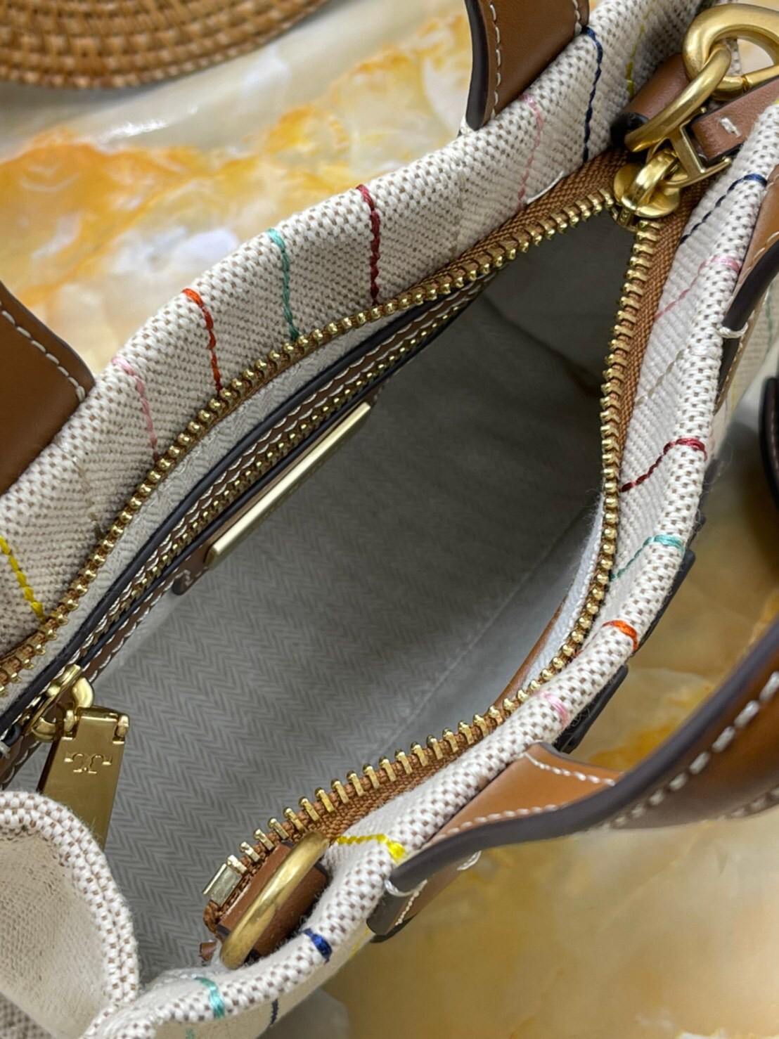 Tory burch ella multi stitch canvas micro tote กระเป๋าใบนี้บอกเลยว่าสไตล์เก๋และแปลกตาเลยทีเดียว กระเป๋าทรงสี่เหลี่ยมขนาดมินิ มีสายเล็กๆ สำหรับสะพายข้าง ลวดลายและสีสันบนกระเป๋ามีเอกลักษณ์ความเป็นวินเทจแบบทอรี่โดยเฉพาะ เป็นอีกหนึ่งแอ็กเซสเซอรี่ที่ทางแบรนด์ร