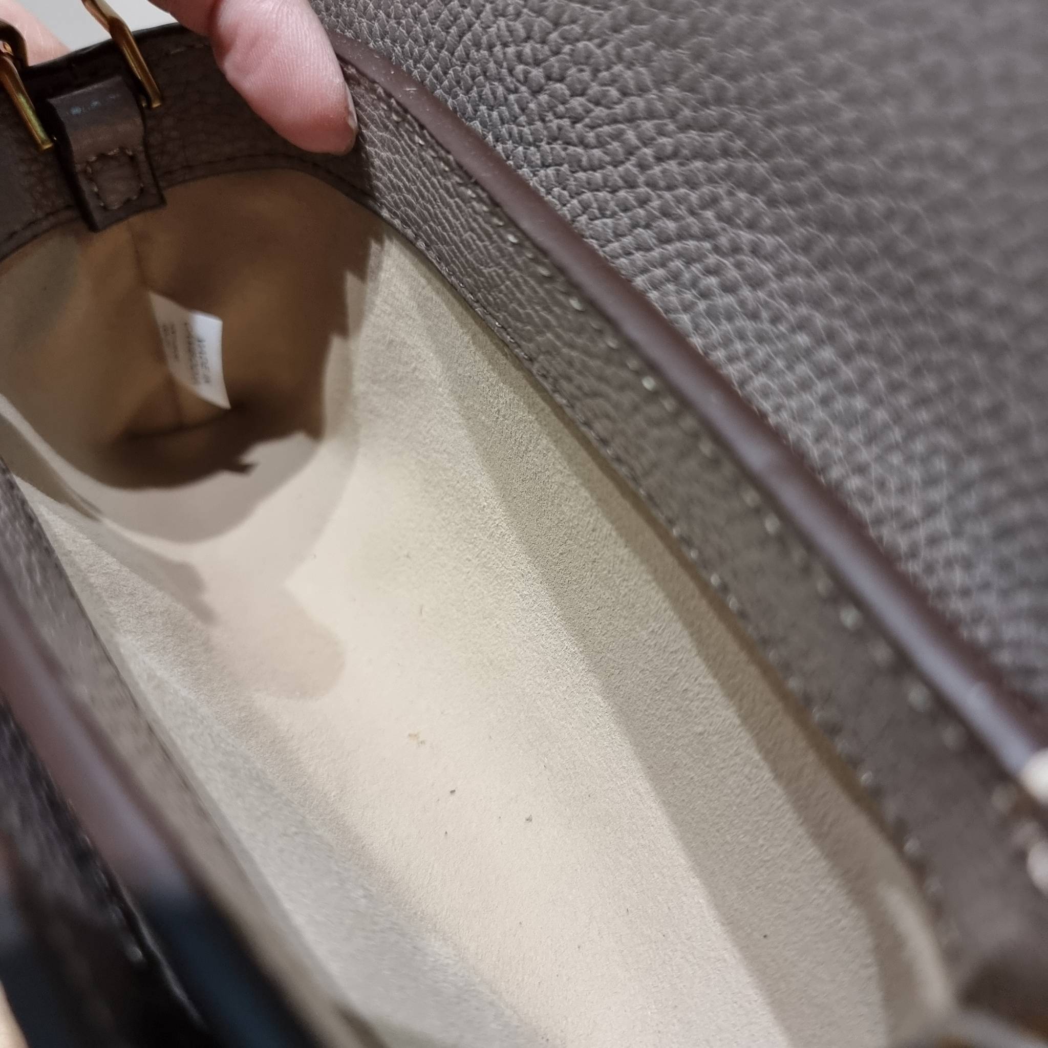 TORY BURCH LIMITED-EDITION MINI BAG รุ่นลิมิเต็ด ที่ sold out ไปแล้วหลายช็อป มีมาให้ช้อปที่นี่! กับกระเป๋าสะพายข้างทรงผู้ดี ไซส์มินิ ที่ผลิตมาในจำนวนจำกัด โดดเด่นด้วยอะไหล่ทองคลาสสิคหรูหรา และสายสะพายโซ่สลับหนัง ทำให้สะพายได้โดยไม่เจ็บไหล่