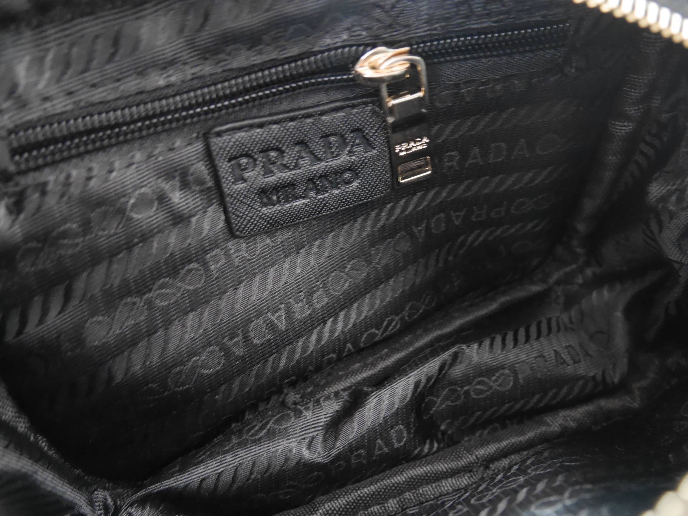 ล็อตใหม่ค้า กับทรงน่ารักในราคาน่ารัก mini crossbody งานพรีเมี่ยมกิ้ฟ จากเคาเตอร์ต่างประเทศ เป็น Best Seller อีกหนึ่งรุ่นเลย จากแบรนด์ PRADA เป็นทรงสี่เหลี่ยม กระเป๋าเป็นผ้า nylon ทั้งใบ เลิศมาก สามารถสะพายเป็น shoulder bag ได้เลย ขนาดกำลังดีค่ะ ใส่ของจุกจ