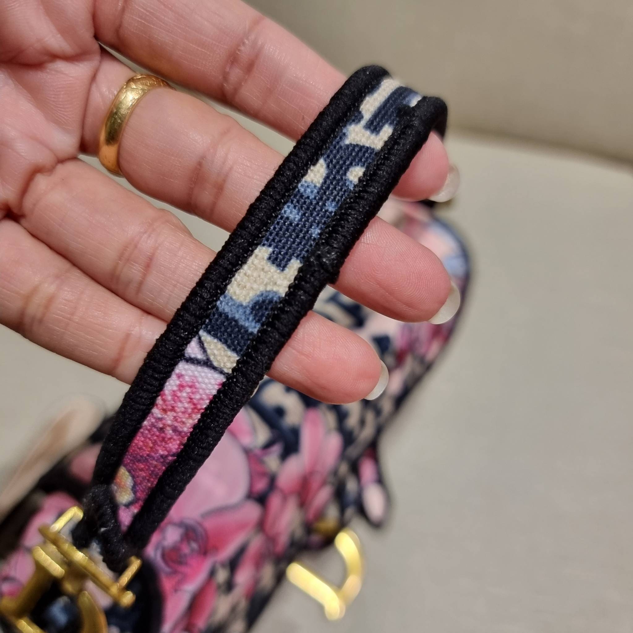 VIP CD OBLIQUE SADDLE BAG / DIOR SADDLE กระเป๋าสะพายข้าง ทรงสวยไม่ซ้ำใคร กิมมิคในตัว ดูแพง ไซส์ใหญ่ ดีไซน์ย้อนยุค เป็นเอกลักษณ์สวยทุกแบบ เปิด-ปิดด้วยกระดุมแม่เหล็กซ่อน ใช้งานง่ายมากๆ ภายในเป็นช่องโล่ง มีช่องซิป ใบสีดำเป็นหนังแท้ ใบลายเป็นผ้าแคนวาส ดูดี ดู