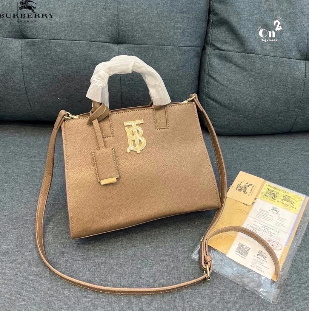 VIP 🥂 Burberry Mini Leather Frances Bag / Burberry shoulder bag กระเป๋าสะพายทรงtote หน้าติดอะไหล่แบรนด์สีทองหรู งานจริงสวยเลอค่ามากๆไม่ผิดหวัง Rare items เด็ดๆแบบนี้ห้ามพลาดนะคะ!