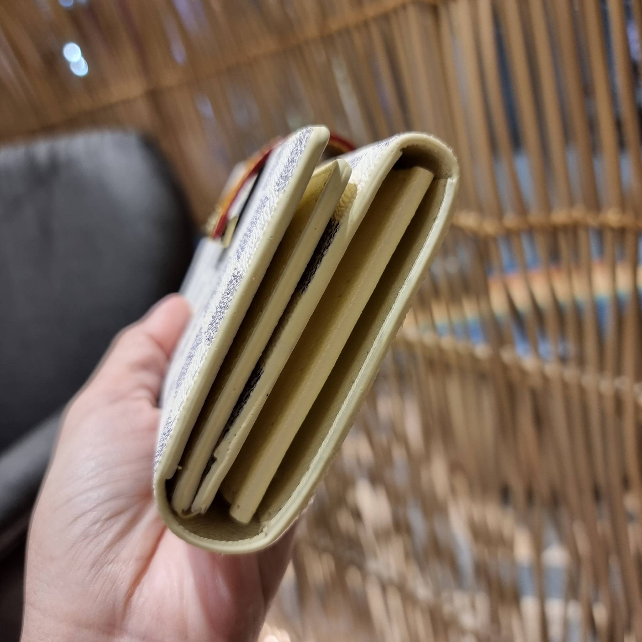 VIP 】ได้เวลาเปลี่ยนกระเป๋าสตางค์รับทรัพย์กันแล้ว!! LV vip wallet กระเป๋าสตางค์พรีเมี่ยมกิ๊ฟ เป็นไอเท็มหายาก ที่สาวๆต้องว้าว!! ใบยาวขนาดกำลังเหมาะมือ ถือแล้วขับผิวทุกสี วัสดุหนังแคนวาส ทนทาน เปิด-ปิดด้วยกระดุม ภายในมีช่องใส่บัตรเยอะมาก แบ่งสัดส่วนสวย ใส่ธน