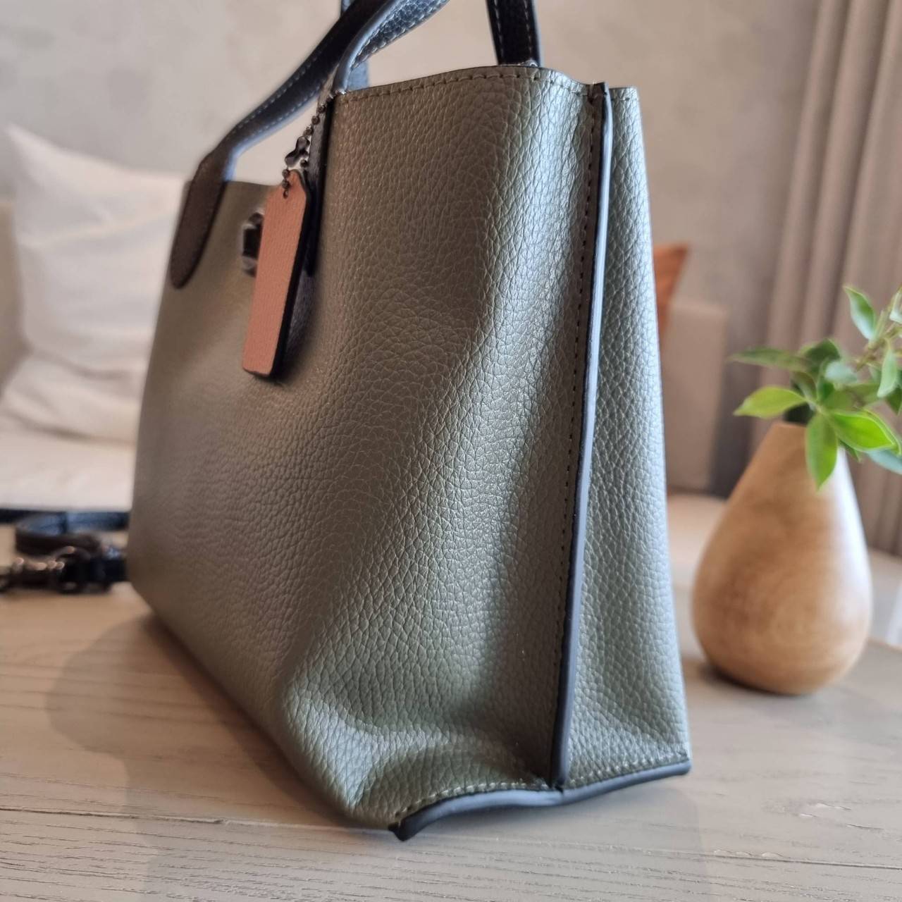 COACH C8561 C8869 WILLOW TOTE 24 IN COLOR BLOCK น้องสาวลุคลูกคุณมาแล้วจ้า กระเป๋าถือ/สะพาย ดีไซน์คัลเลอร์บล็อค ลงตัว เรียบหรู ใบจริงคือผู้ดี๊ผู้ดี ใช่ได้ทุกๆโอกาส วัสดุหนัง pepble อยู่ทรง เปิดปิดด้วยตัวบิดล็อค และอีกฝั่งเป็นกระดุมแม่เหล็ก ภายในโล่งกว้าง ใ