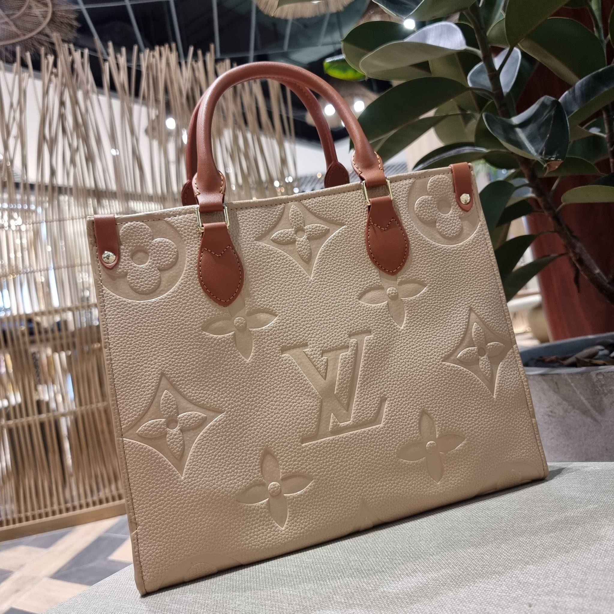 LV crossbody tote bag / LV Shopping Bag ดีไซน์สวยคม สมราคา ดูแพงไปอีก ด้วยดีเทลลายของหนัง crossgrain กระเป๋าทรงโท้ทคลาสสิค ผู้ดียืนหนึ่ง โทนสีใช้งานง่าย แมทช์ได้ทุกลุค มาพร้อมหูจับในตัว แบบหูหิ้ว และหูยาวสำหรับสะพายไหล่ เก๋มาก ชิคมาก ภายในโล่งกว้างมาก มีอ