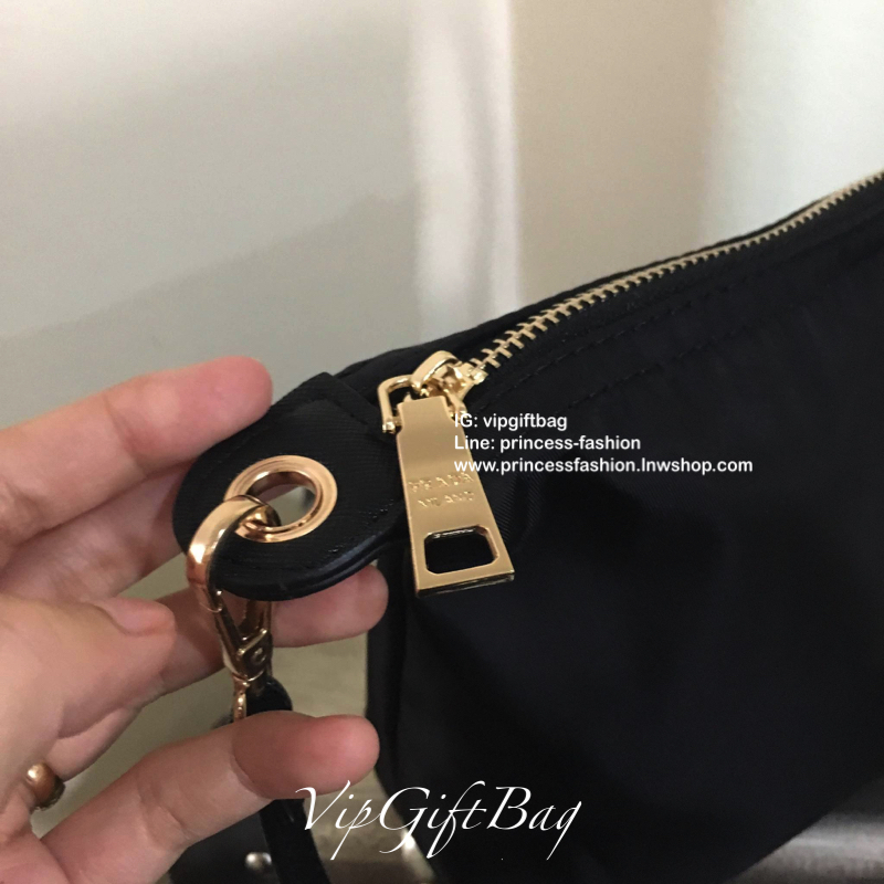 ที่สุดแห่ง Best Seller ~~ งานพรีเมี่ยมกิ้ฟ จากเคาเตอร์ต่างประเทศ จากแบรนด์ PRADA เป็นกระเป๋า เครื่องสำอางค์ แต่มีสายสะพายยาวให้ 2 สาย เป็นแบบคล้องแขน และสะพายข้างลำตัว ใช้เป็น shoulder bag ได้เลยค่า หรือ ถือลำลองสวยๆ ก้อเลิศค่ะ คุ้มมากค่ะ ภายในมีช่องแบ่งเ