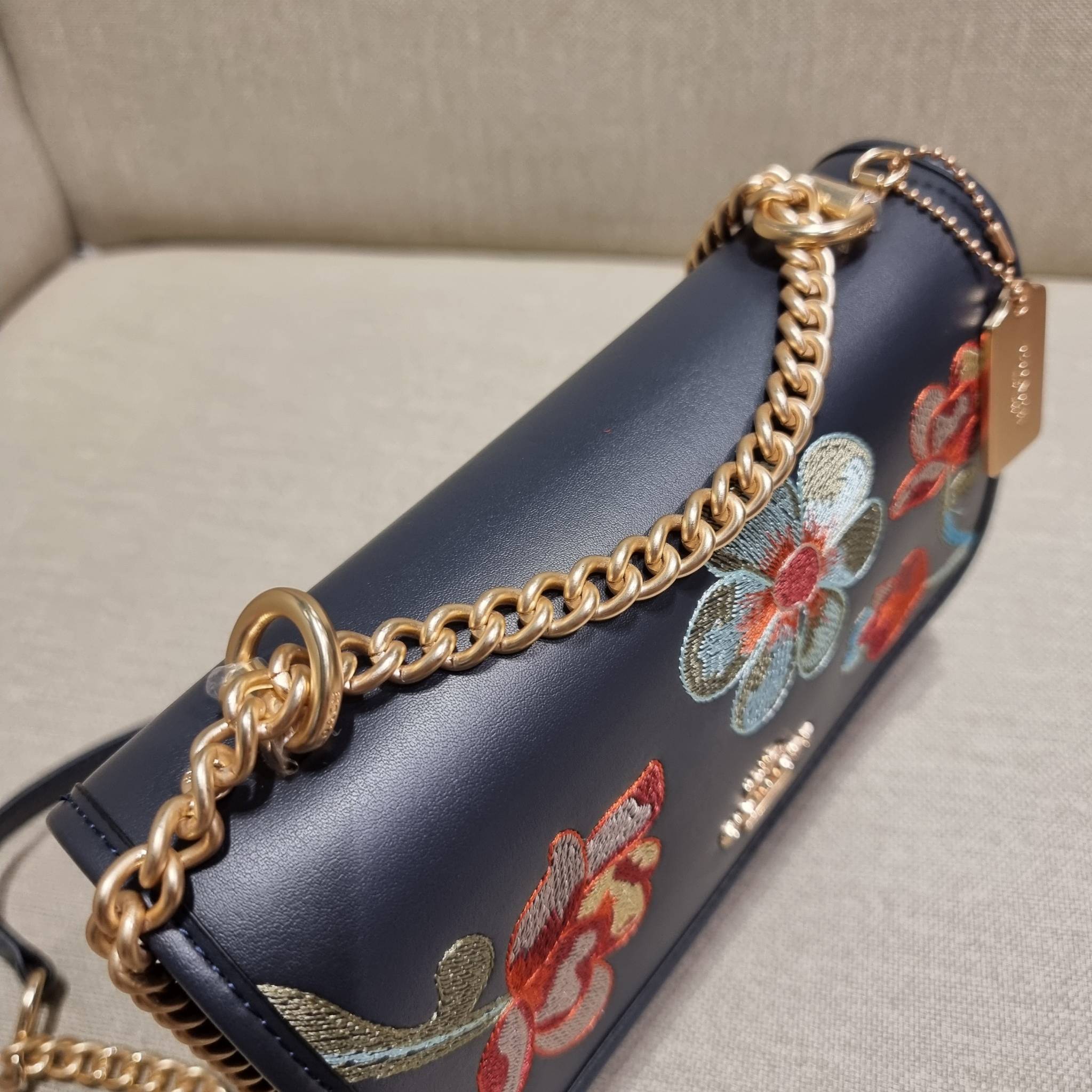 COACH C9230 KLARE CROSSBODY IN SIGNATURE CANVAS WITH FLORAL EMBROIDERY น้องใหม่คอลล่าสุด กับกระเป๋าสะพายข้าง โทนสีละมุนลูกคุณหนู ดีไซน์ปักดอกไม้เพิ่มลูกเล่น ให้ดูแพง วัสดุผนังแคนวาสสลับหนังแท้ สายสะพายโซ่สลับหนัง สะพายยังไงก็ขับผิว เปิด-ปิดด้วยกระดุมแม่เห