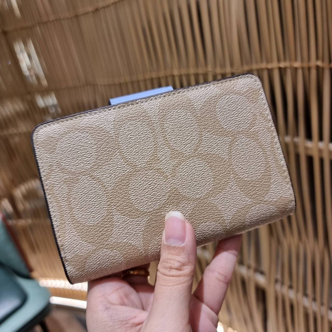 COACH C0082 MEDIUM CORNER ZIP WALLET IN SIGNATURE CANVAS ดีไซน์ใหม่ล่าสุด!! กระเป๋าสตางค์ใบกลาง 👛 ขนาดกำลังเหมาะมือ วัสดุหนังแคนวาสเคลือบลาย ดูแลรักษาง่าย มีช่องใส่บัตรและธนบัตรครบ และช่องซิปแยกไว้ใส่เหรียญ ครบเซ็ทแบบนี้เหมาะส่งต่อเป็นของขวัญที่สุ