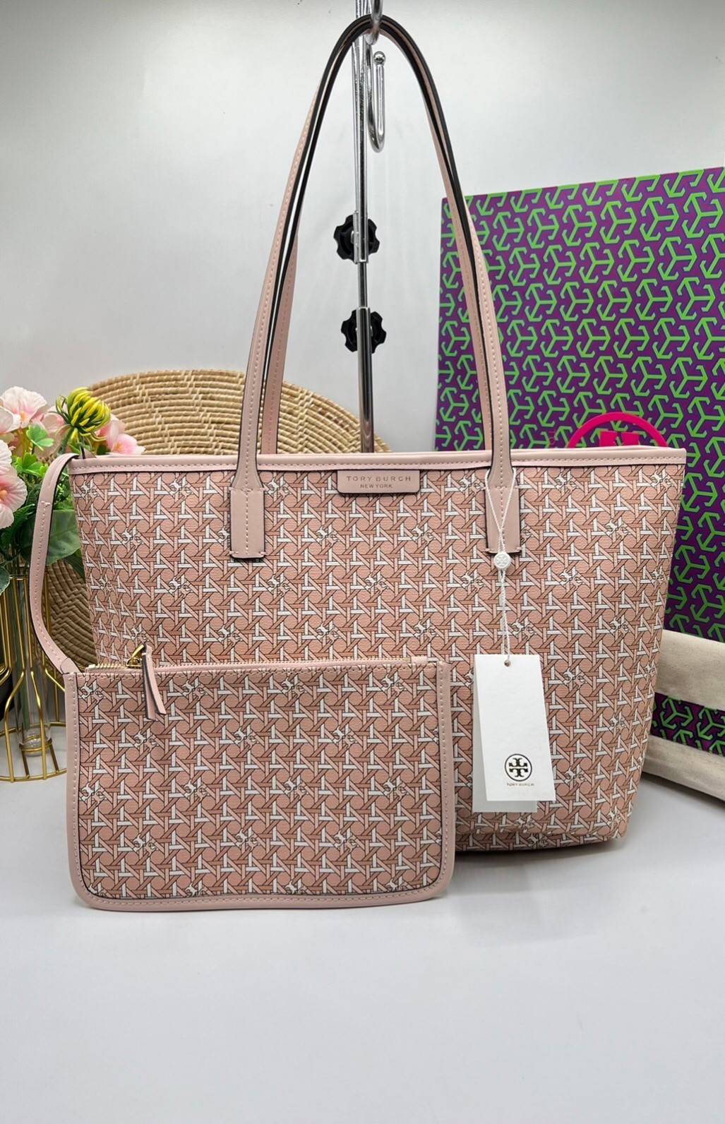 Tory Burch Ever Ready Zip Tote Small Coated Canvas / Tory Burch Geo Logo Tote กระเป๋าโท้ท พิมพ์ลายด้วยลวดลายสานตะกร้าอันเป็นเอกลักษณ์ของแบรนด์ ซึ่งได้แรงบันดาลใจจากความหลงใหลในงานจักสานของผู้ก่อตั้ง