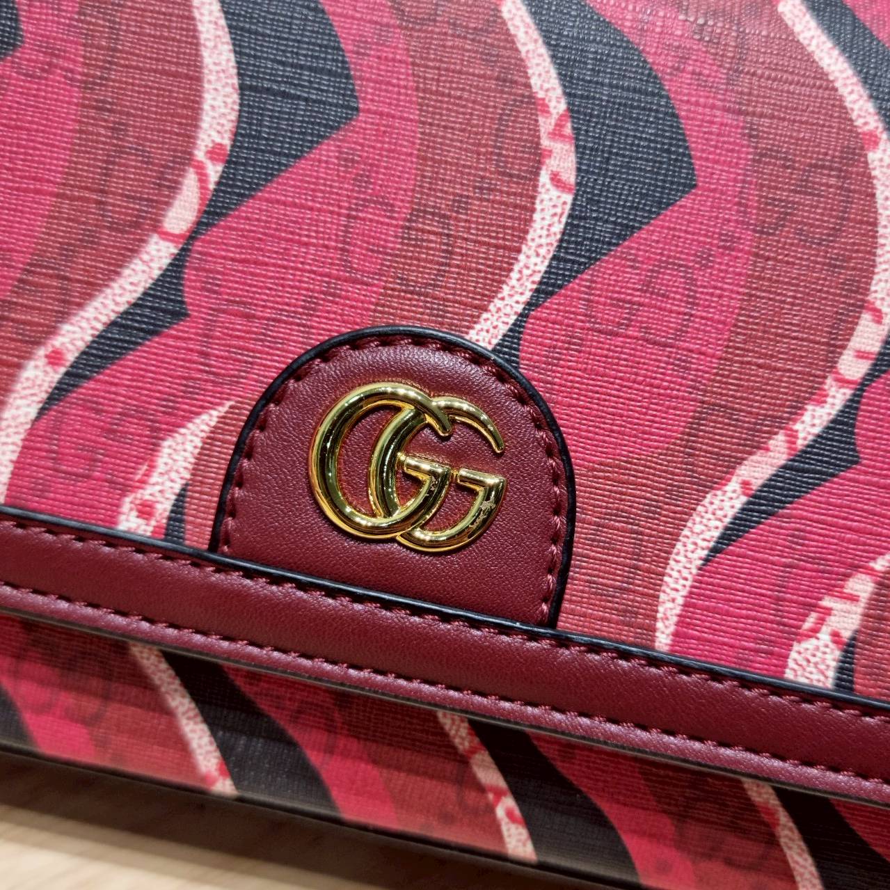 Gucci Lunar New Year Printed super mini bag ไอเท็มหายากสุดปัง กระเป๋าสะพายรุ่นรับทรัพย์ คอลเลคชั่นใหม่พร้อม box set โทนสีใหม่ของแบรนด์ เป็นการตกแต่งที่มีกิมมิคไม่เหมือนใคร