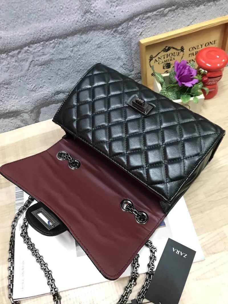 ZARA chain shoulder bag กระเป๋าถือหรือสะพาย look like chanel ดีไซน์สวยหรูแบบตารางทั้งใบ หนังนิ่ม เปิดปิดด้วยตัวล้อคทันสมัย ภายในมีหลายช่องเป็นสัดส่วนสะดวกใช้ มีช่องซิปคั่นกลาง จุของได้เยอะใส่กระเป๋าสตางค์ใบยาวได้ ด้านหลังมีช่องใส่ของได้อีก1ช่อง น้ำหนักเบา