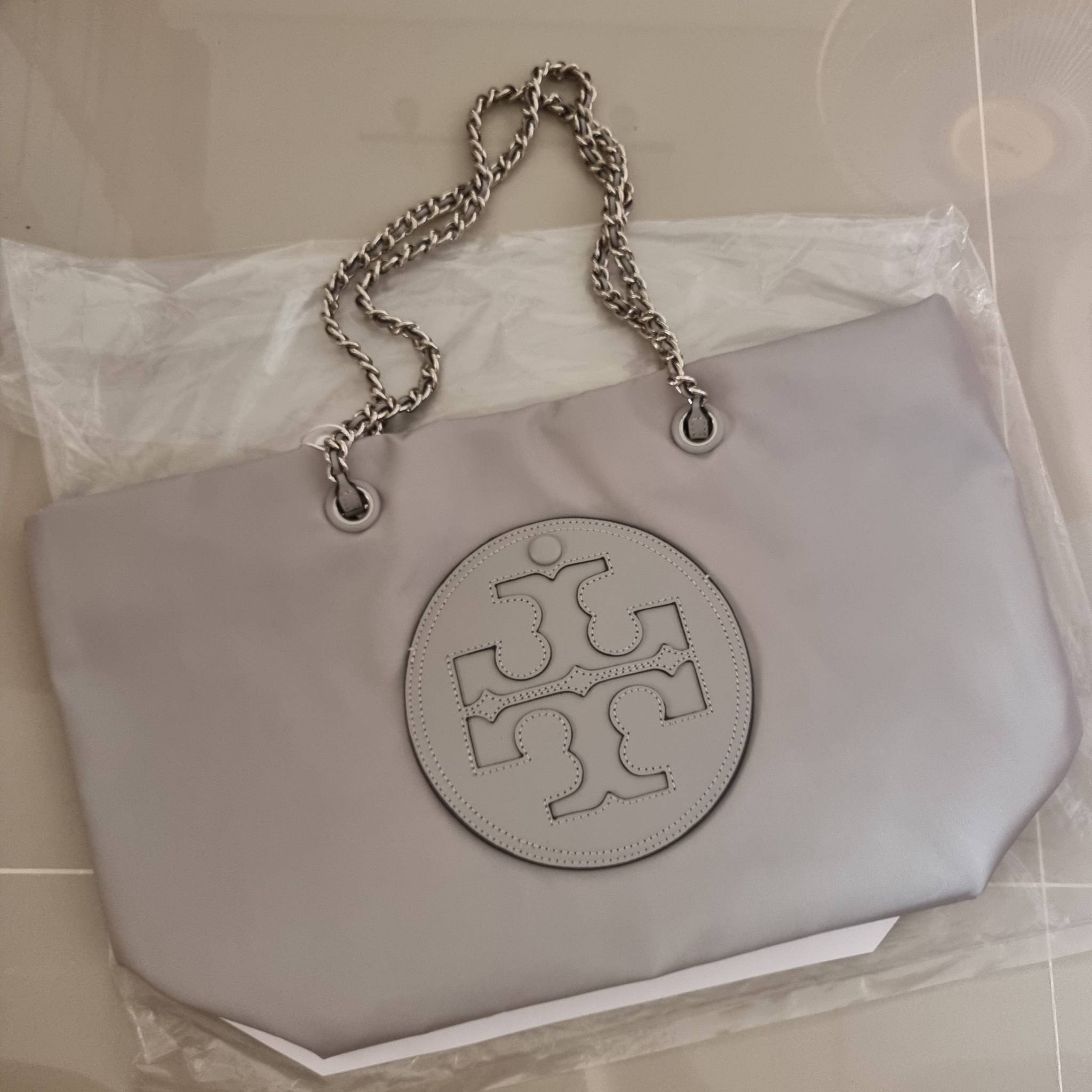 TORY BURCH Ella Chain Tote Bag / TORY TOTE NYLON BAG พร้อมส่ง 4 สี กระเป๋าสะพายทรงโท้ทใบใหญ่ จุของไปเลยแน่นๆ รูปทรงคลาสสิคชวนใช้ โดดเด่นด้วย patch โลโก้ แนะนำรีบสั่งใช้ไปสวยก่อนใครได้เลยน้า