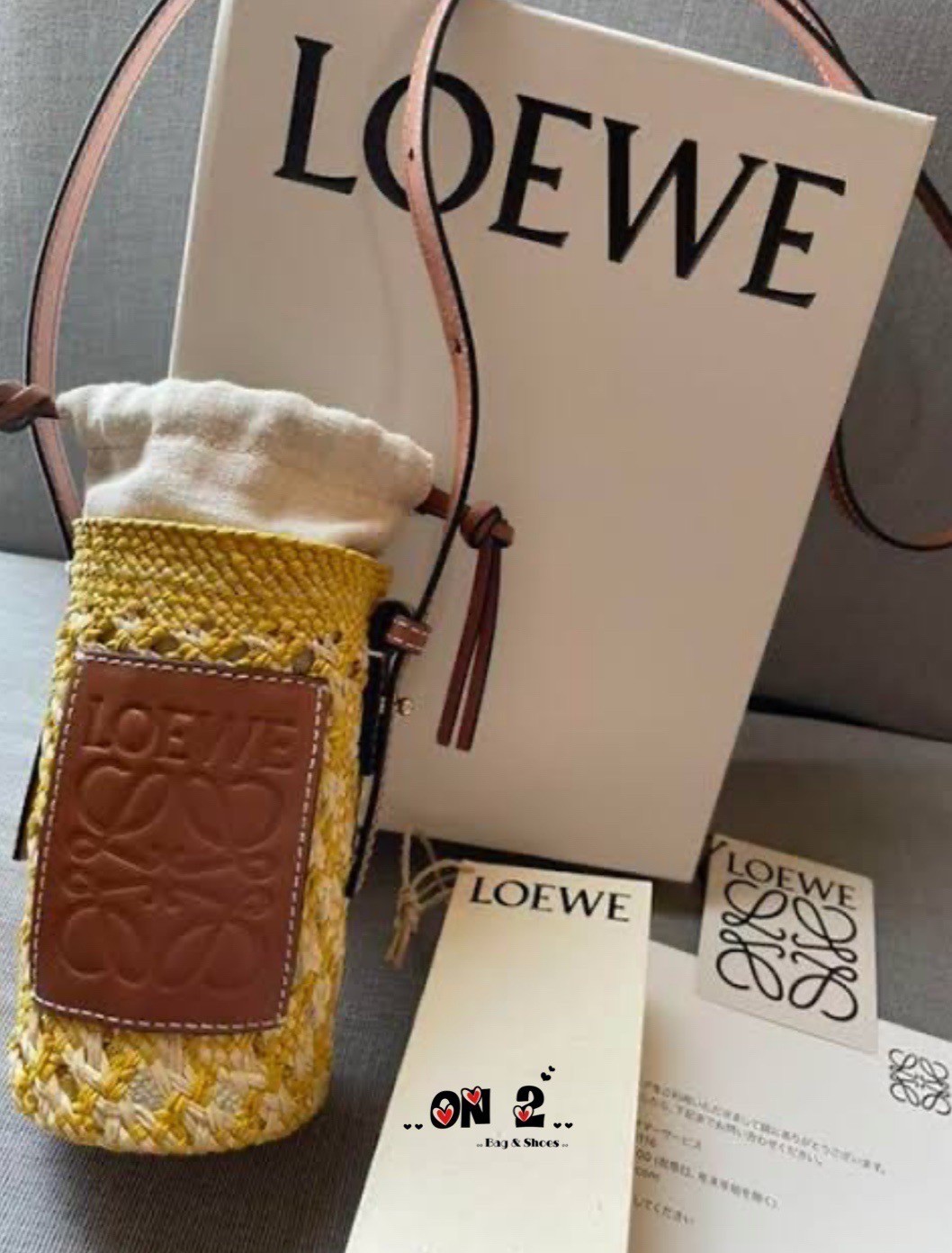 LOEWE Cylinder Pocket in iraca palm and calfskin กระเป๋าสาน สไตล์มินิมอล ไซส์มินิตะมุตะมิ น่ารักไม่ไหว แล้วคือดีต่อใจ แมทช์ง่ายใช้ได้กับทุกลุคค่ะบอกเลย