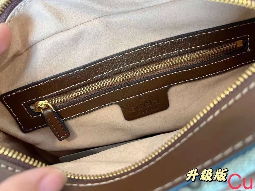 GUCCI horsebit 1955 small shoulder bag กระเป๋าสะพายทรงกล่องคลาสสิกมาพร้อมรายละเอียดที่น่าค้นหา ดูหรูหรา สามารถใช้งานได้หลากหลายโอกาส เป็นเพื่อนคู่ใจในวันสบายๆ หรือออกงานเป็นทางการ ไม่ควรพลาดเลยค่ะ