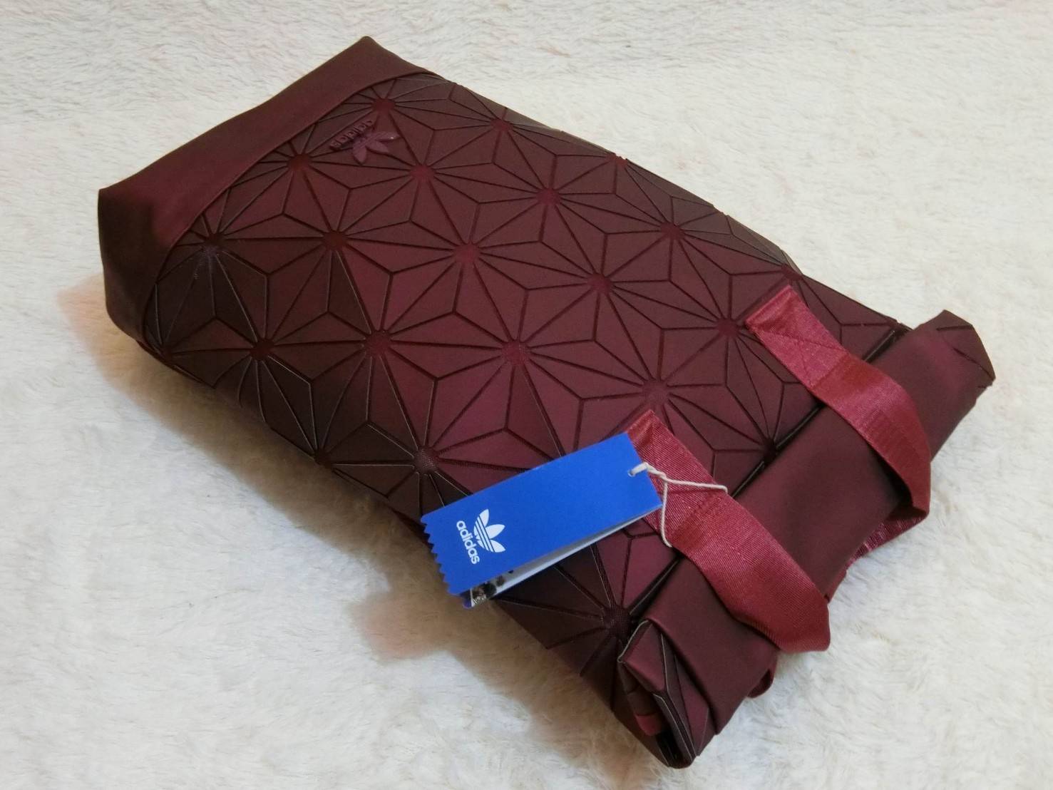 Adisas Originals BP Roll Top 3D Mesh 2017 Backpack Bag DH0100 กระเป๋าเป้สะพายหลัง ดีไซน์แบบ 3 มิติ วัสดุ polyurethane สีดำด้าน โดยใช้ลูกเล่นของเหลี่ยม และมุมเชื่อมเข้าหากัน การออกแบบกระเป๋าเป็นเหมือนถุงทรงสูง ส่วนปากกระเป๋า เปิดปิดแบบตีนตุ๊กแก ม้วนพับ และ