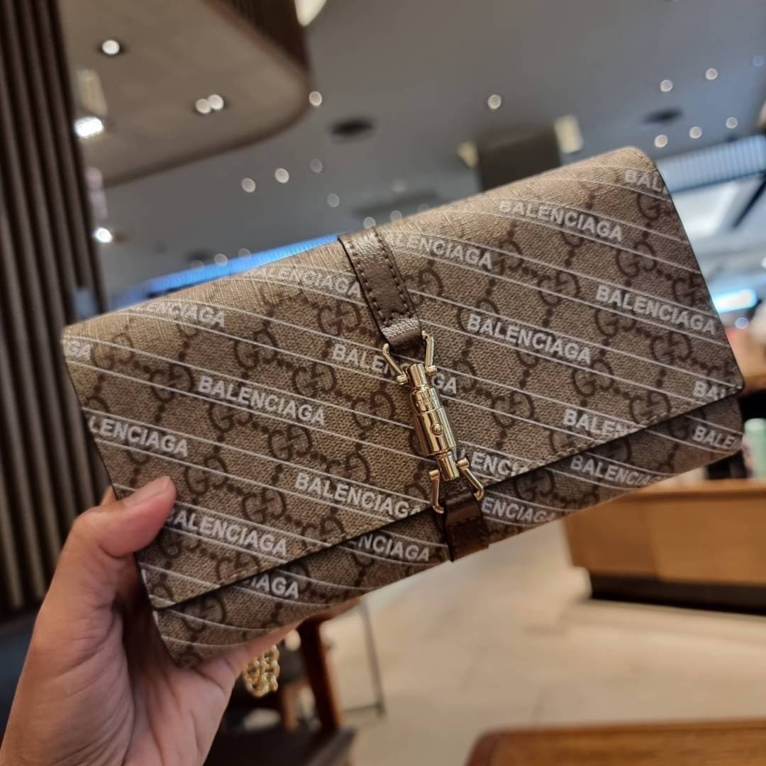 คลัชท์สุดหรูขึ้นแท่นต้องใบนี้เลย GG×Balenciaga woc bag กระเป๋าสะพาย crossbody เป็นคลัชท์ได้ในตัว ดีไซน์คลาสสิควินเทจ ดึงดูดและสะกดสายตาด้วยอะไหล่ดีเทลหรูของอะไหล่สีทอง วัสดุหนังแคนวาส ทนทาน ดูแลรักษาง่าย เปิด-ปิดด้วยอะไหล่เสียบล็อค ภายในแบ่งสัดส่วนลงตัวมา