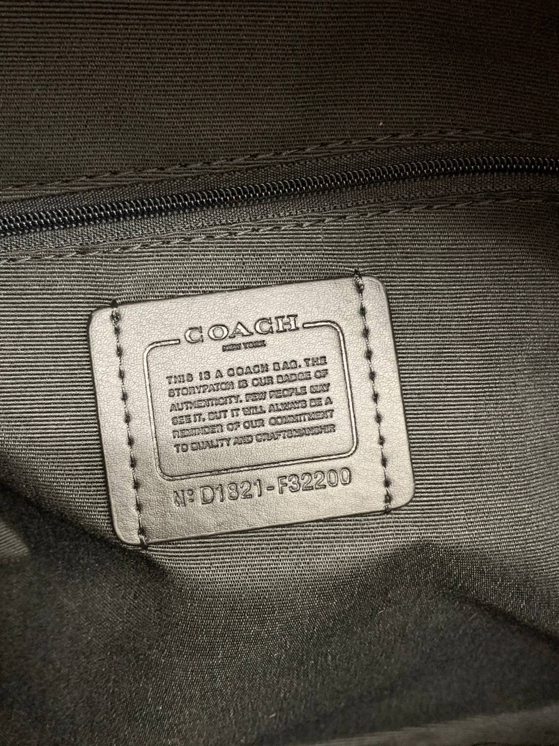 OUTLET 】COACH MEDIUM CHARLIE BACKPACK IN SIGNATURE ((32200)) พร้อมส่งที่ไทยอีกครั้งค่ะ! กระเป๋าสะพายหลังขนาดกลาง หนังแท้+ไนล่อน ด้านหน้ามีช่องซิปให้หนึ่งช่อง;เปิดปิดช่องหลักแบบซิปคู่ ภายในกว้างใส่สัมภาระได้จุนะคะ พร้อมช่องซิปให้อีกช่องค่ะ;สายสะพายสามารถเล