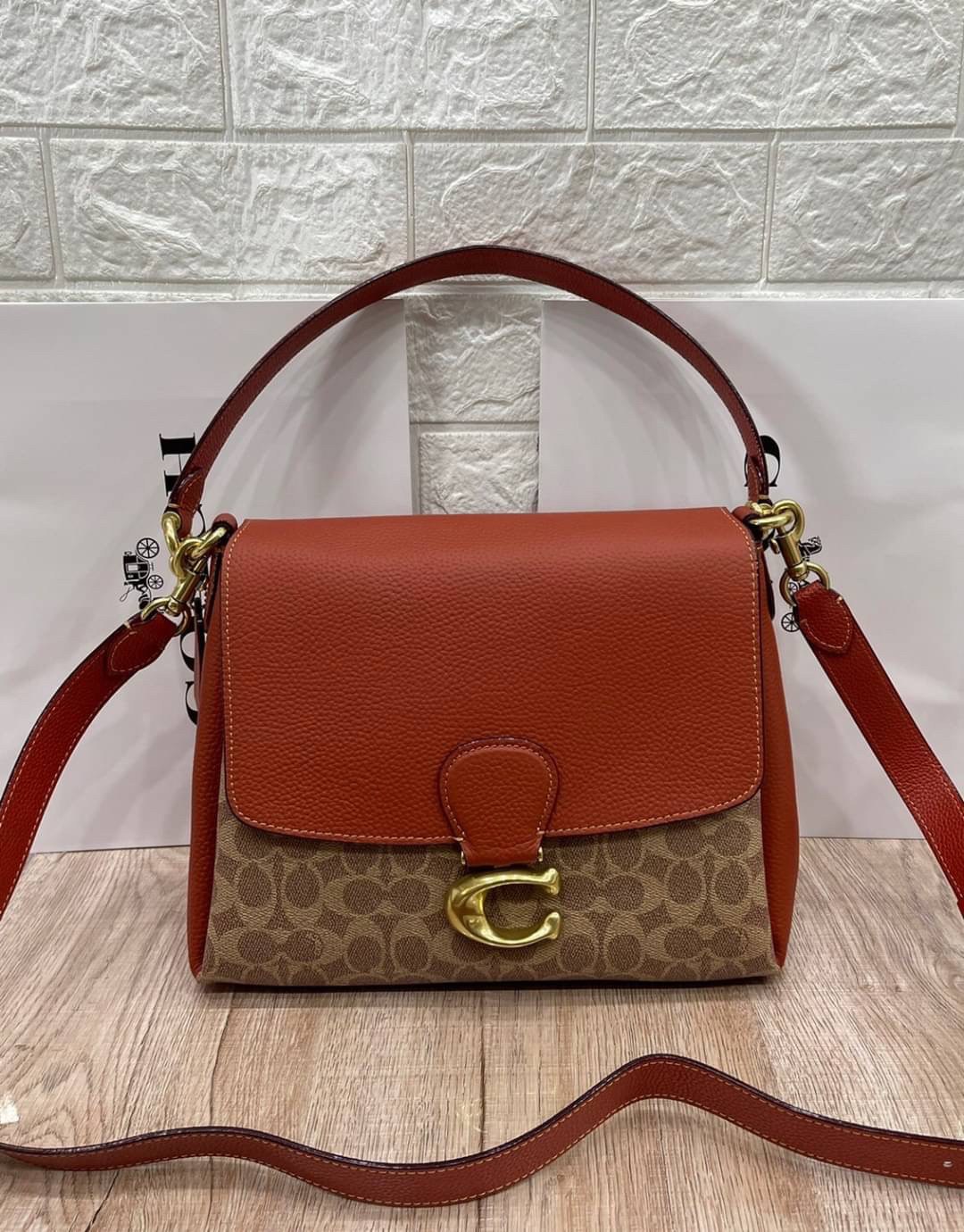 OUTLET 】COACH Logo-Plaque Leather Tote Bag พร้อมส่งที่ไทย Tan-brown leather logo-plaque leather tote bag from Coach featuring gold-tone hardware, abstract pattern print, logo plaque and single top handle.