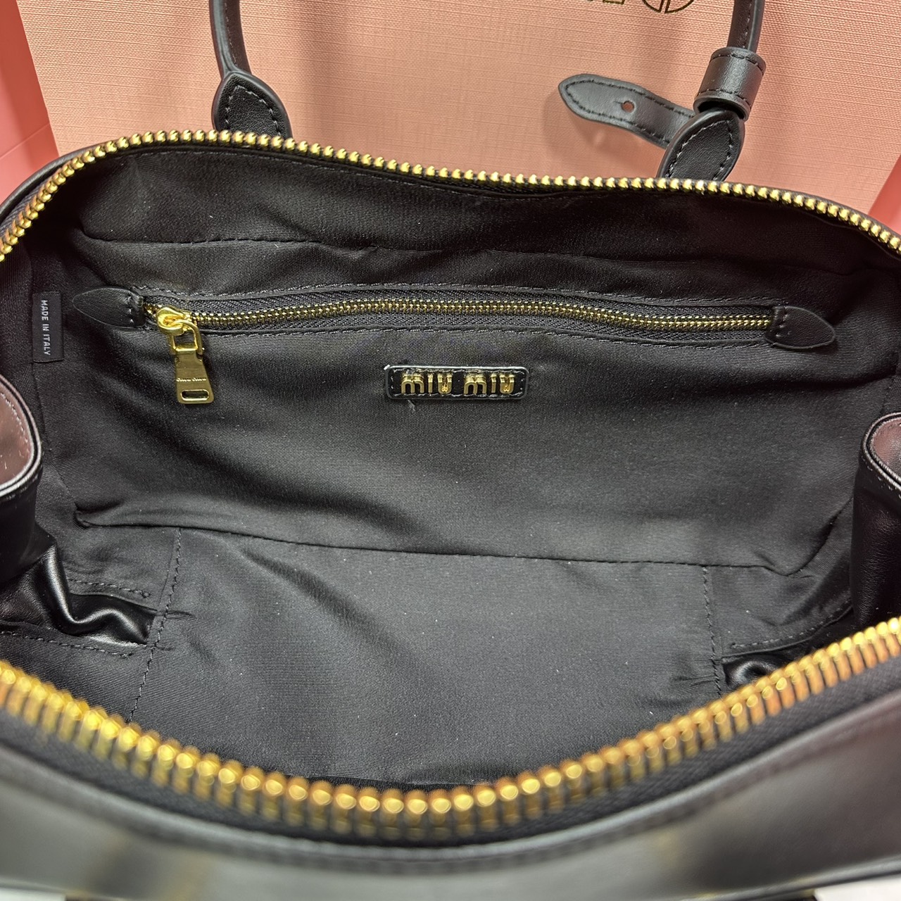 ORI หนังแท้ | MIU MIU Arcadie leather bag Large 27cm กระเป๋าสะพายทรงโฮโบใบใหญ่ ลุคลูกคุณหรูหราน่ารักๆเก๋ๆ สวยดูแพง หูจับในตัวง่ายและสะดวกพกพา มาพร้อมสายสะพายข้างภายในโล่งกว้างมาก