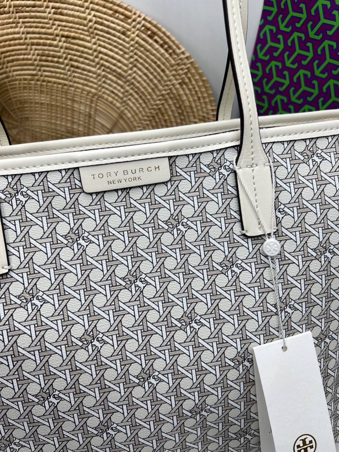 Tory Burch Ever Ready Zip Tote Small Coated Canvas / Tory Burch Geo Logo Tote กระเป๋าโท้ท พิมพ์ลายด้วยลวดลายสานตะกร้าอันเป็นเอกลักษณ์ของแบรนด์ ซึ่งได้แรงบันดาลใจจากความหลงใหลในงานจักสานของผู้ก่อตั้ง