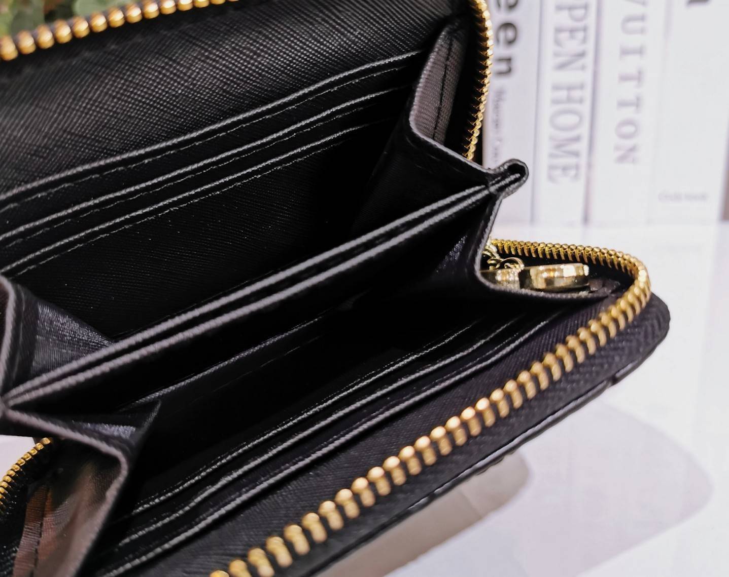 พรีเมี่ยมกิ๊ฟแท้ 100% 】CHANEL SHORT WALLET WITH ZIP VIP GIFT WITH PURCHASE (GWP) พรีเมี่ยมกิ้ฟรุ่นใหม่จาก Chanel Make Up Lotte Duty Free Korea วัสดุหนังนิ่มสีดำสวยหรูคลาสสิคด้านหน้าประดับโลโก้แบรนด์สวยดูดี