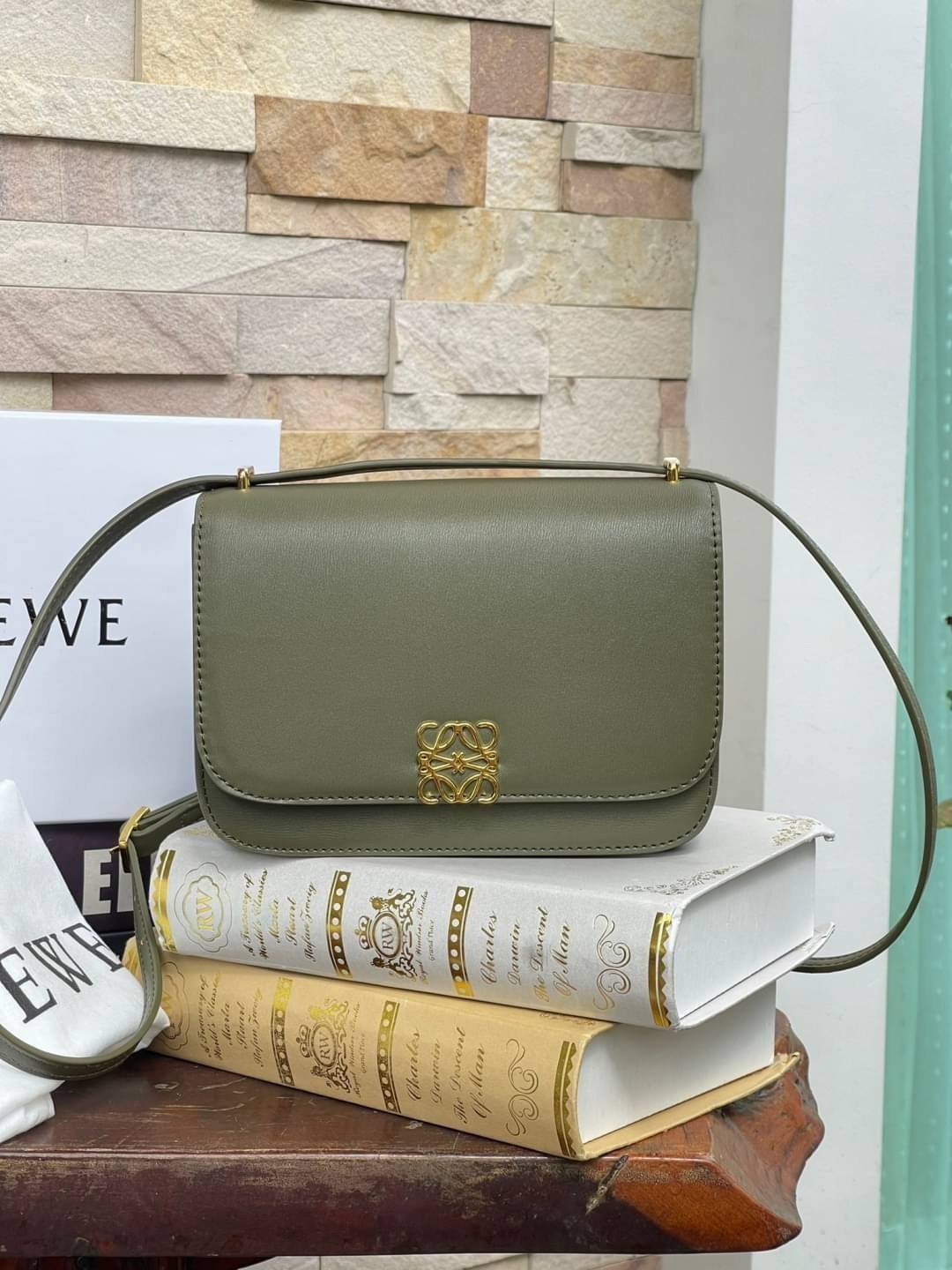 small : LOEWE Goya anagram small leather shoulder bag มาทำความรู้จักทุกดีเทลของ กระเป๋า GOYA ไอเท็มใบใหม่ล่าสุดจาก Loewe ด้วยรูปทรงกล่องอันคลาสสิกที่มาพร้อมรายละเอียดอันน่าค้นหา ด้วยรูปทรงบ็อกสุดคลาสสิก พร้อมโครงสร้างที่กะทัดรัดเปี่ยมไปด้วยสเน่ห์น่าค้นหา 