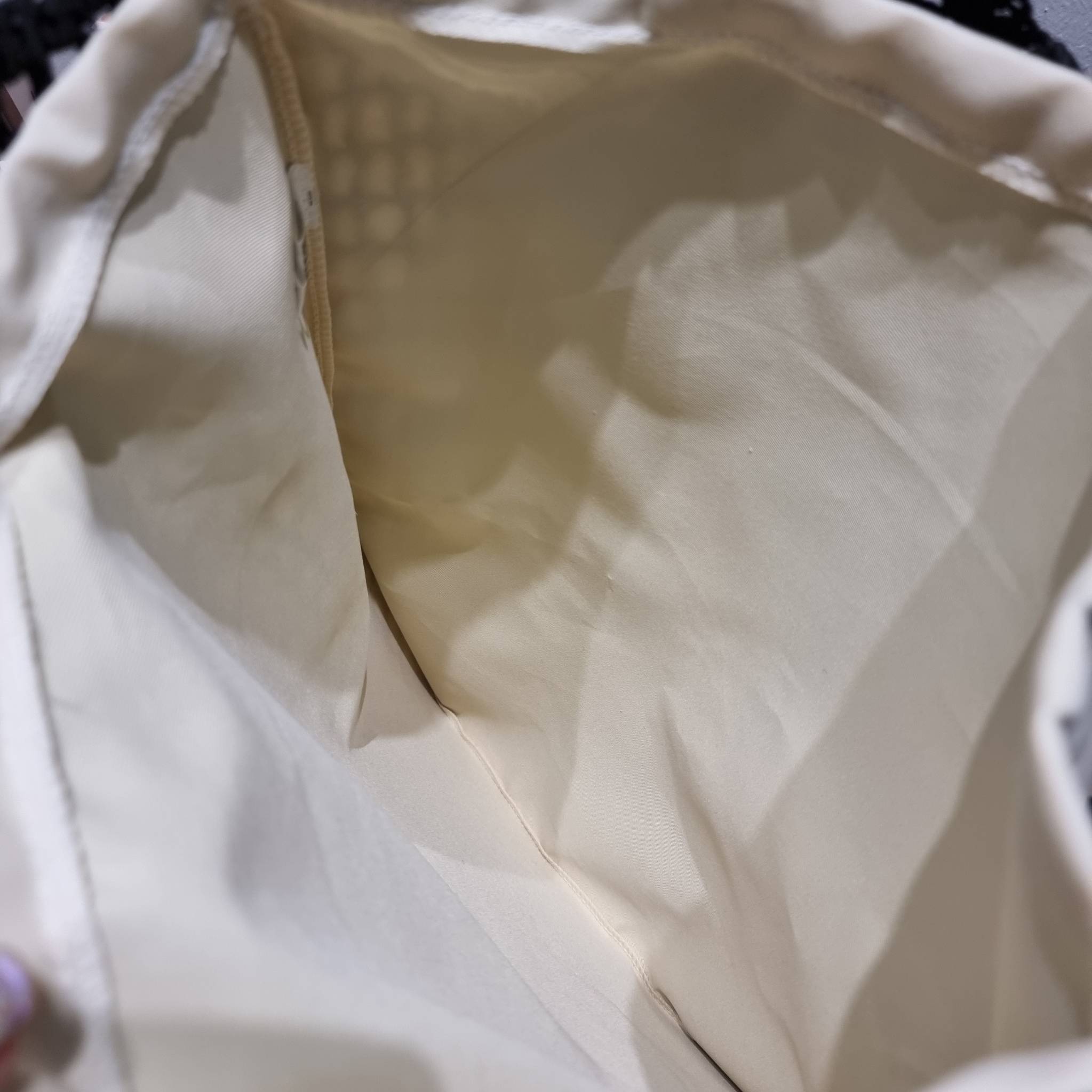 PRADA RAFFIA TOTE BAG สวยไม่ซ้ำใคร สไตล์บีช เหมาะมากกับการสะพายไปเที่ยวทะเล หรือจะใช้ในวันสบายๆก็ตอบโจทย์ กับกระเป๋าสะพายสานใบใหญ่ ตัวกระเป๋าเป็นวัสดุสังเคราห์จากธรรมชาติ