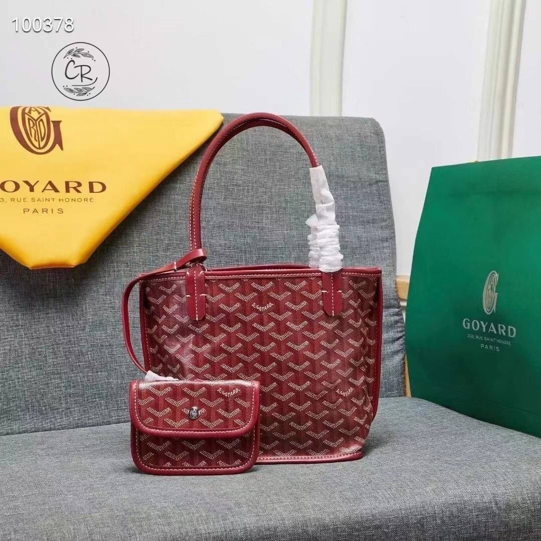 GOYARD ANJOU TOTE MINI ฮอตไอเท็ม กับกระเป๋าสะพายทรงโท้ท ไซส์มินิ กะทัดรัดมาก มาครบสีขายดี เลิศทุกสี รูปทรงคลาสสิค ดีไซน์เป็นเอกลักษณ์ ใช้งานได้หลากหลาย สามารถกลับด้านใช้ได้แบบไม่มีเบื่อ